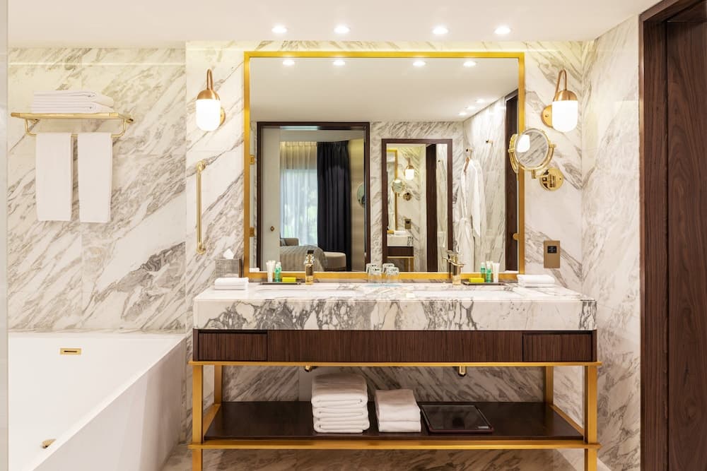 Le Meridien Dubai Hotel & Conference Centre: bathroom