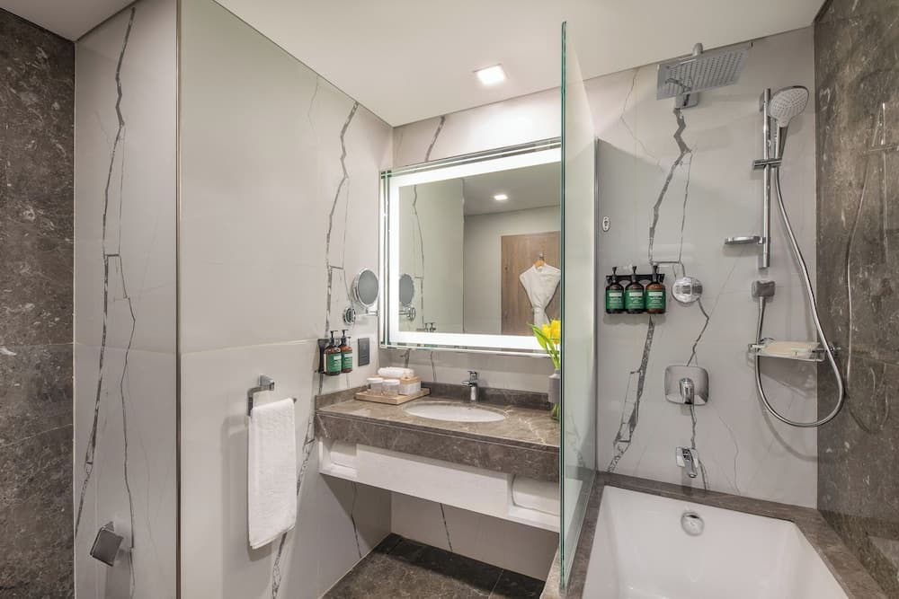 voco Dubai the Palm by IHG: bathroom
