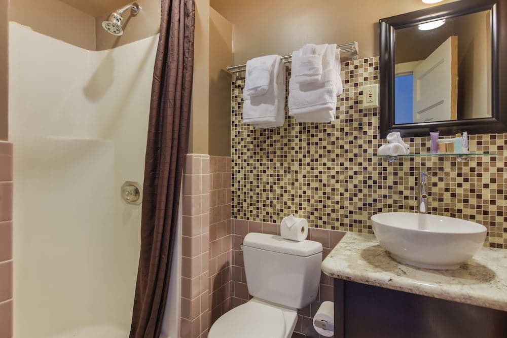 The Moore Hotel: bathroom