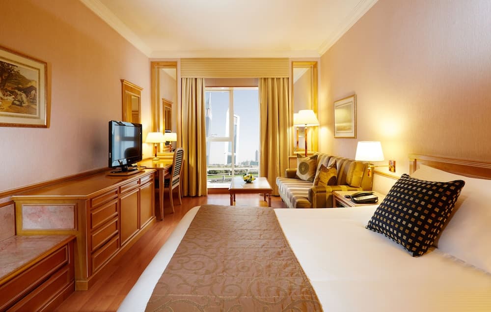 Millennium Plaza Downtown Hotel: hotel room