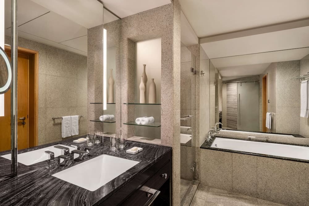 Shangri-La Dubai: bathroom