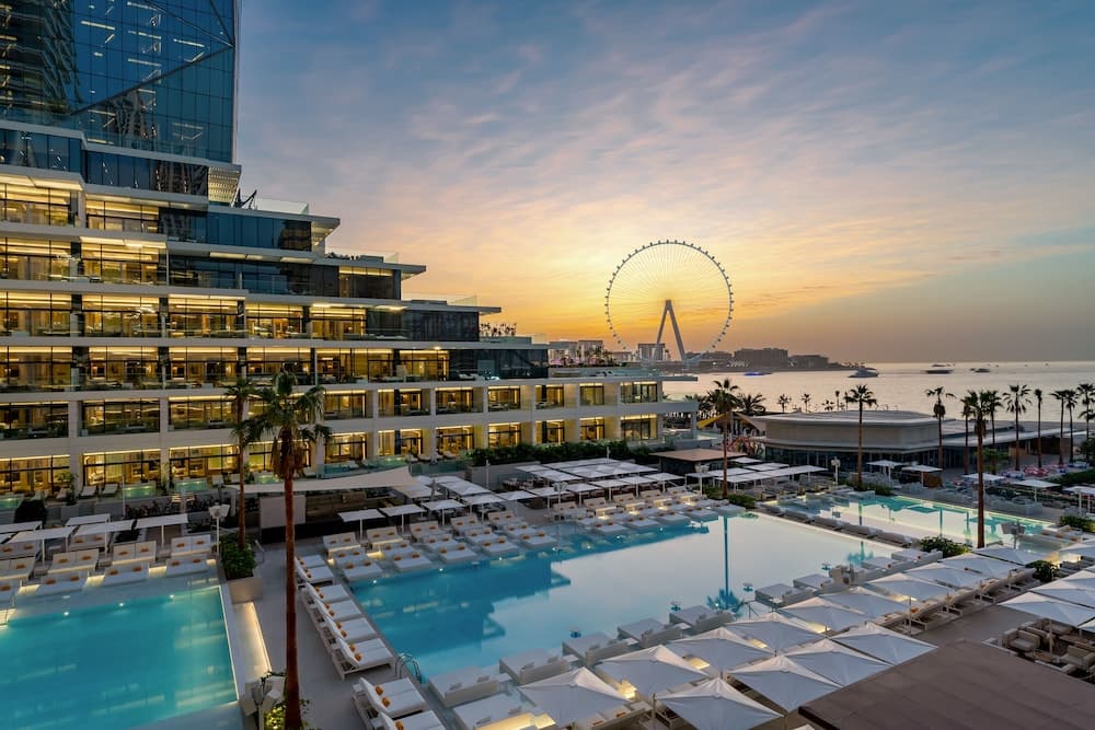 FIVE LUXE: building