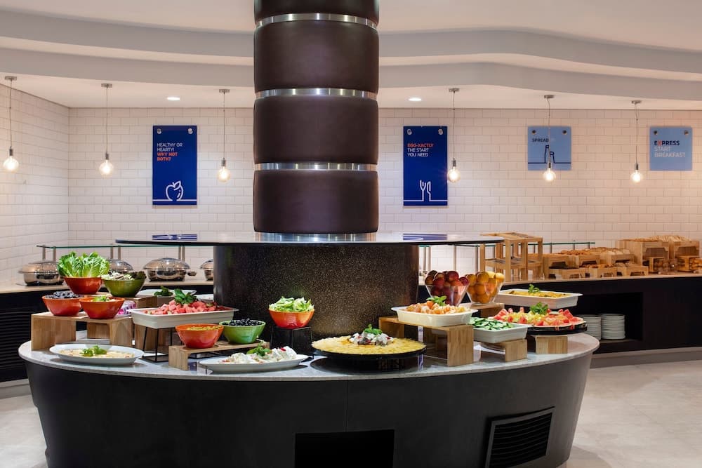 Holiday Inn Express Dubai Airport by IHG: dining