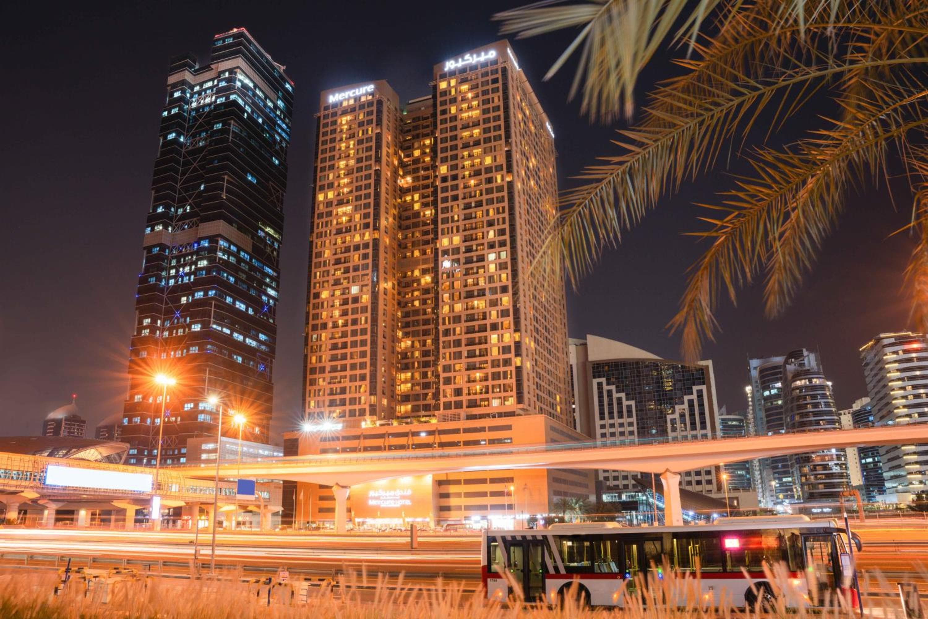Mercure Hotel Apartments Dubai Barsha Heights: hotel building