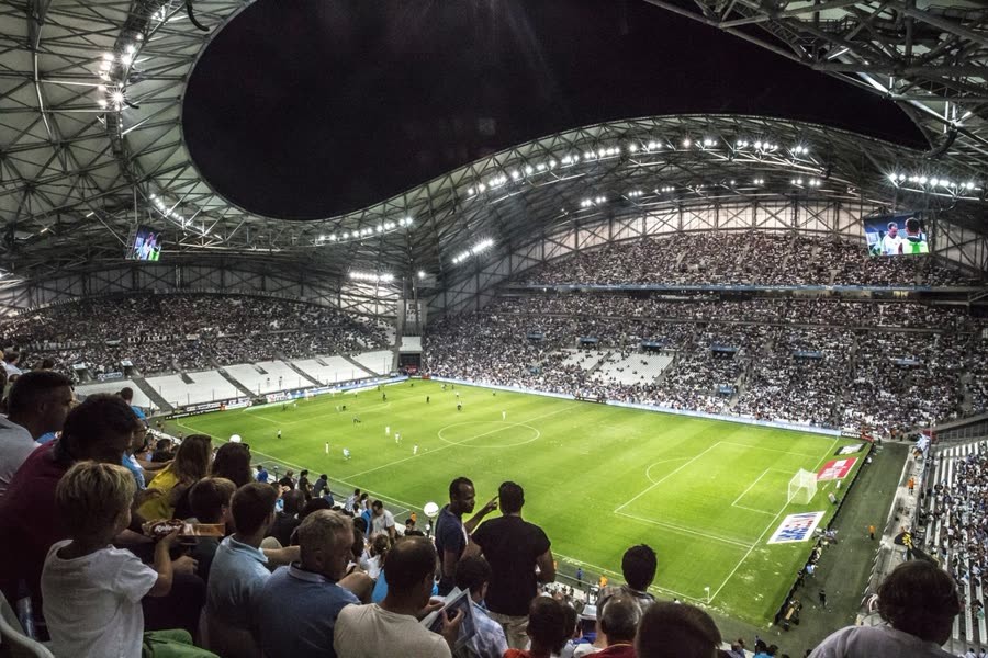 Estadio lotado no verao da Copa de 2026 — voos baratos nos EUA para torcedores