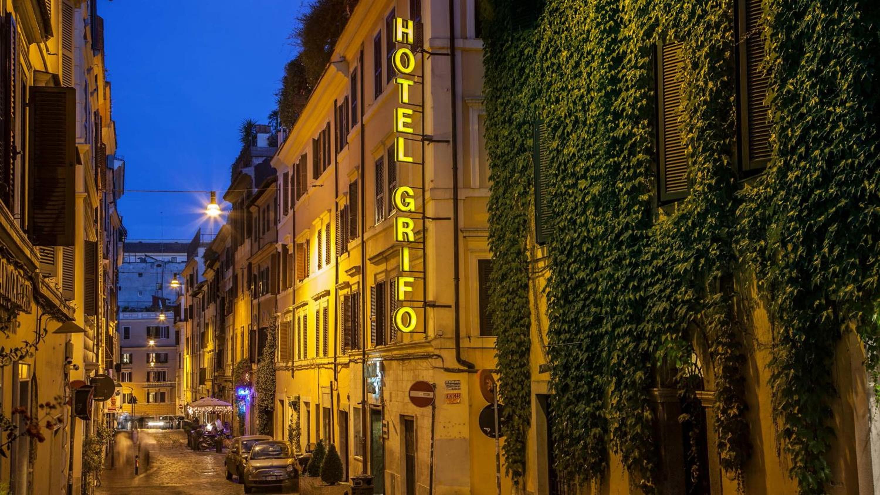 Hotel Grifo: building