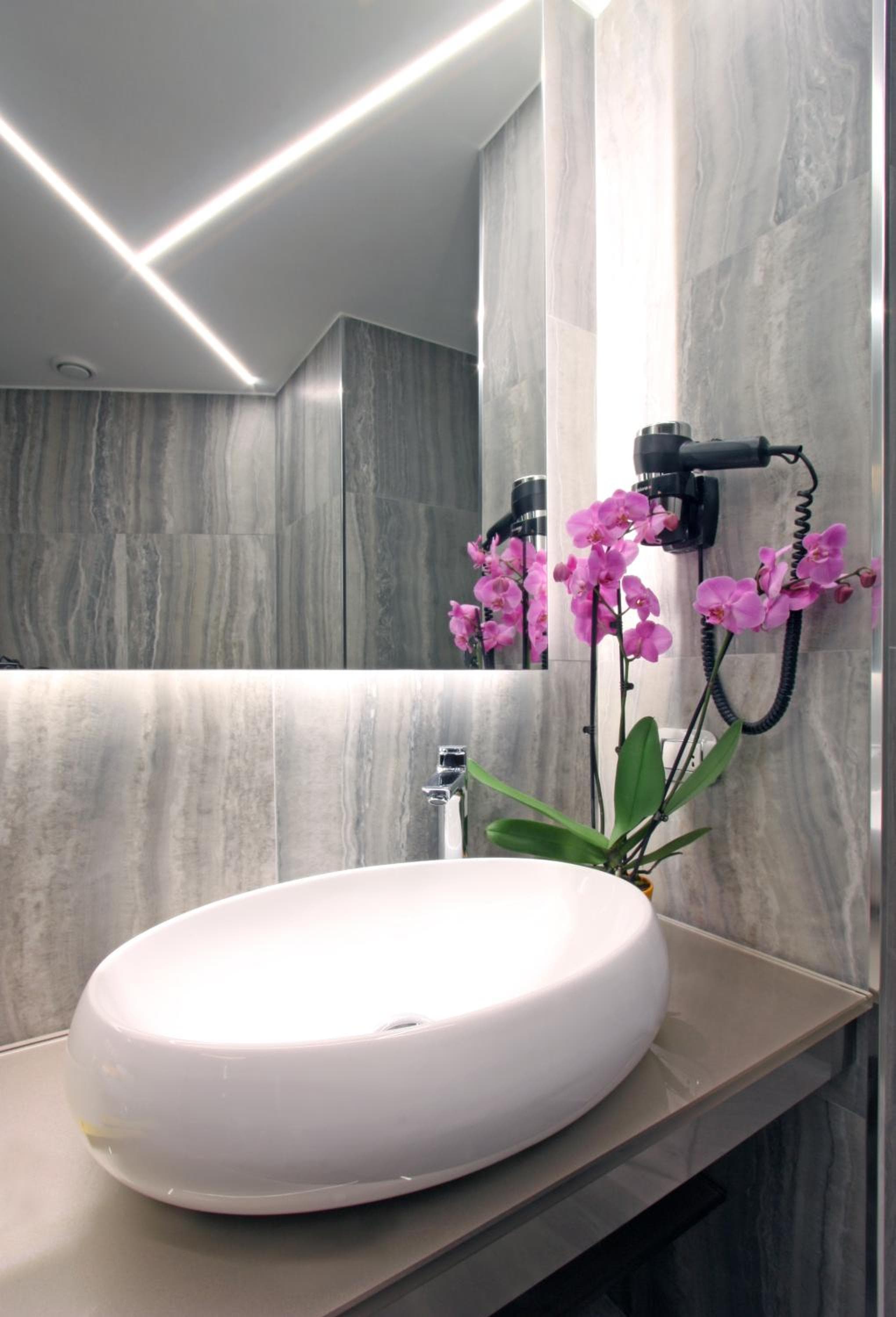 The Hive Hotel: bathroom