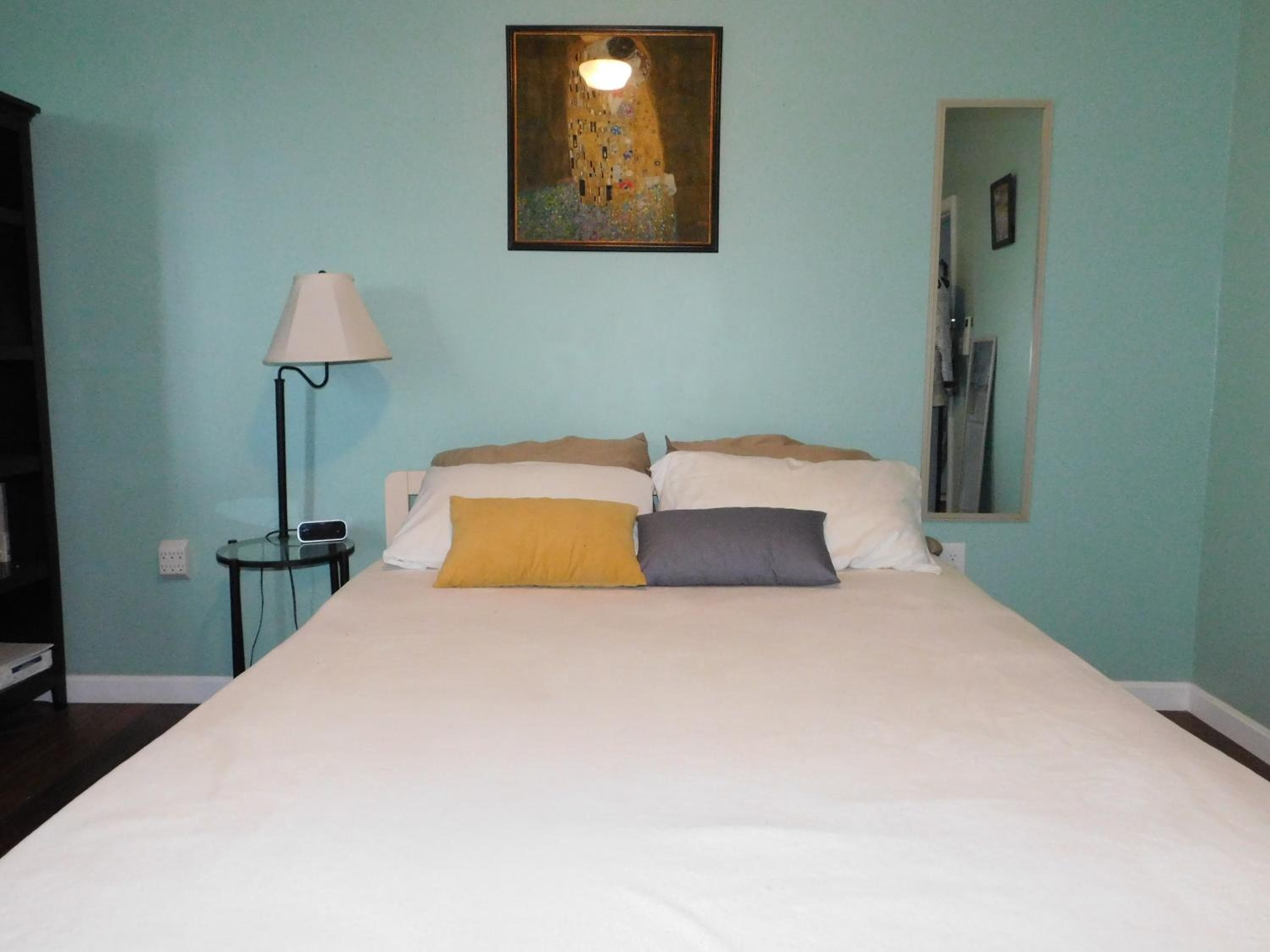 Private Rooms, Shared Bath in a Private Home Minutes From Logan Airport: bedroom