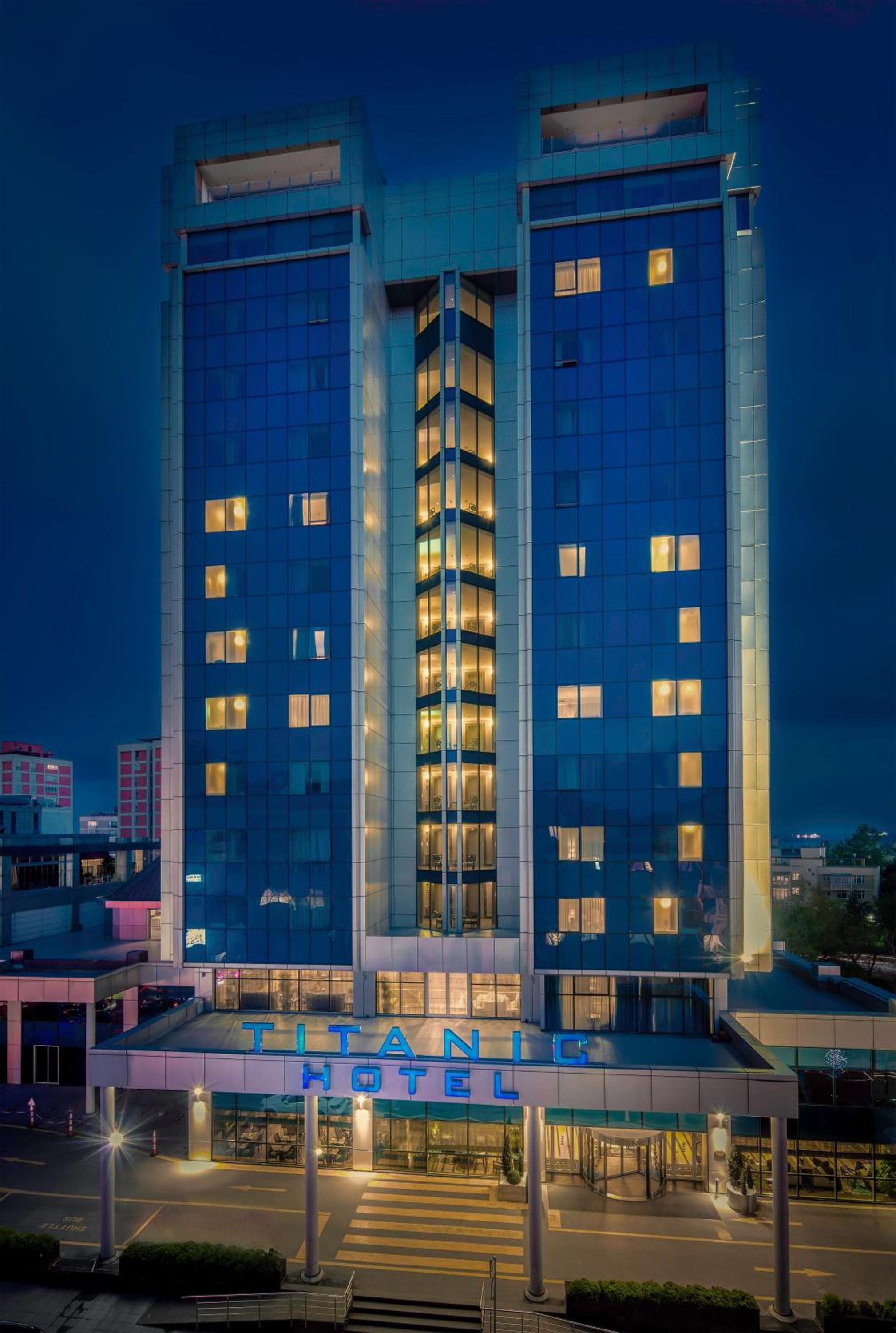 Titanic Port Bakirkoy: building