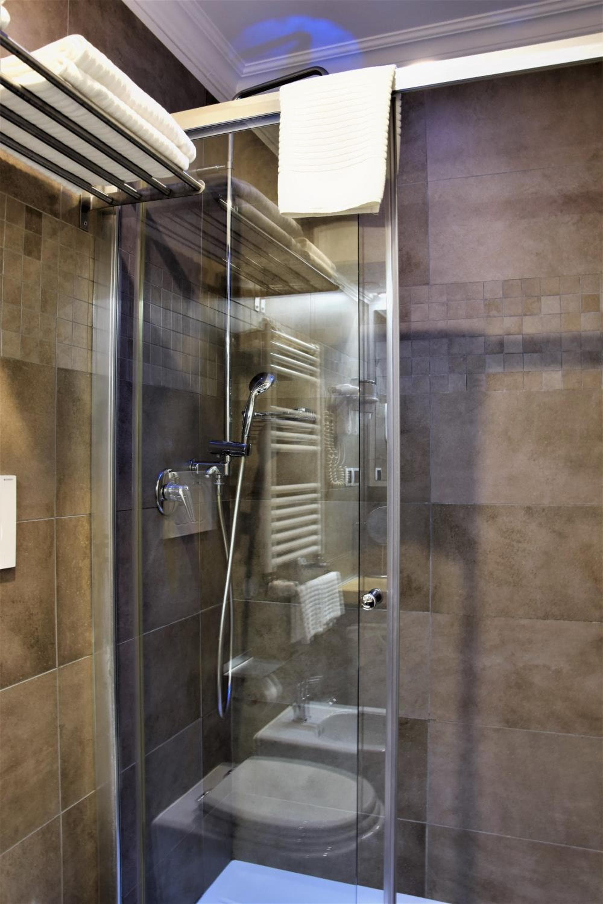 Hotel Paolo II: bathroom