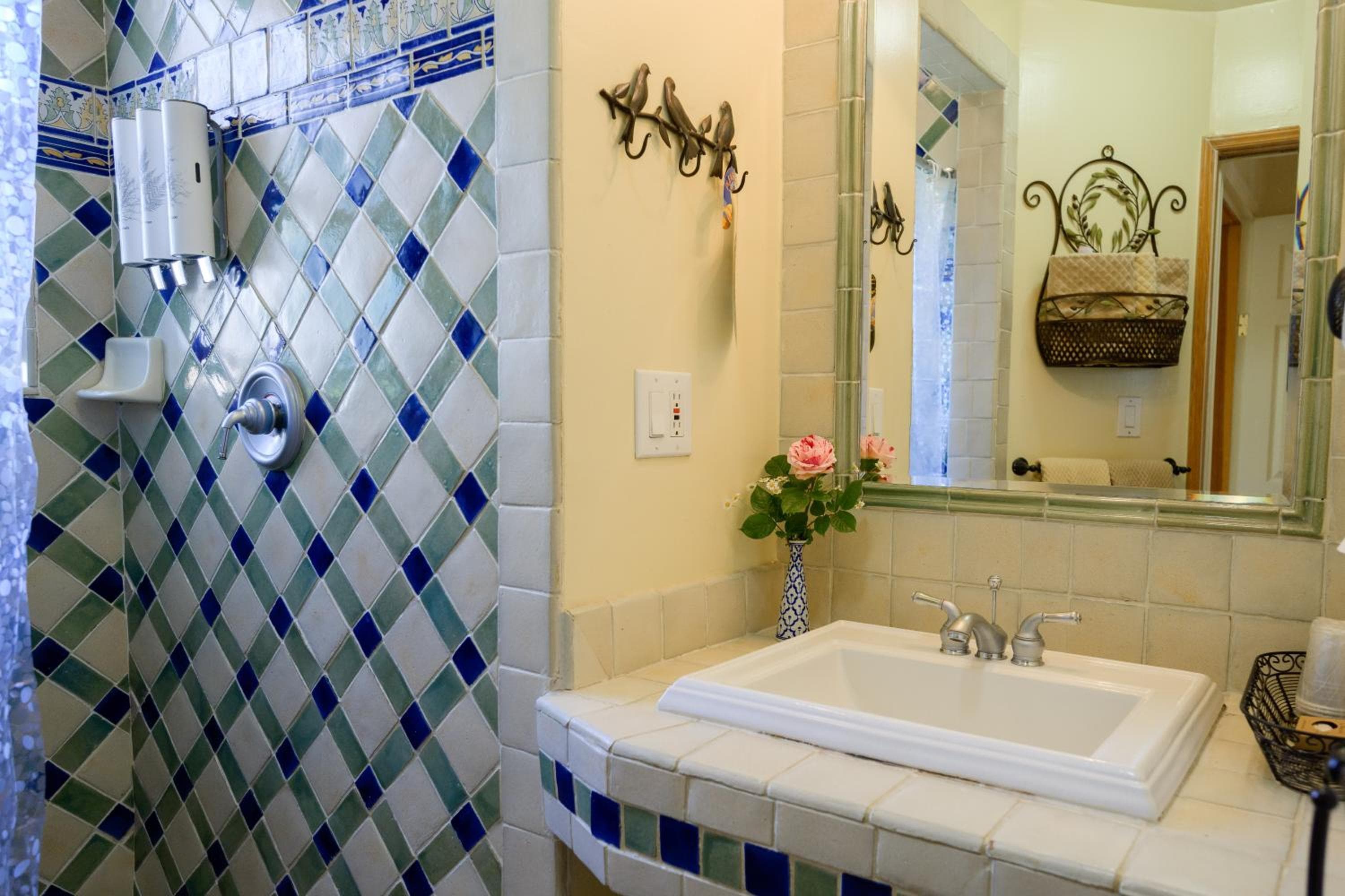 Marina Motel: bathroom
