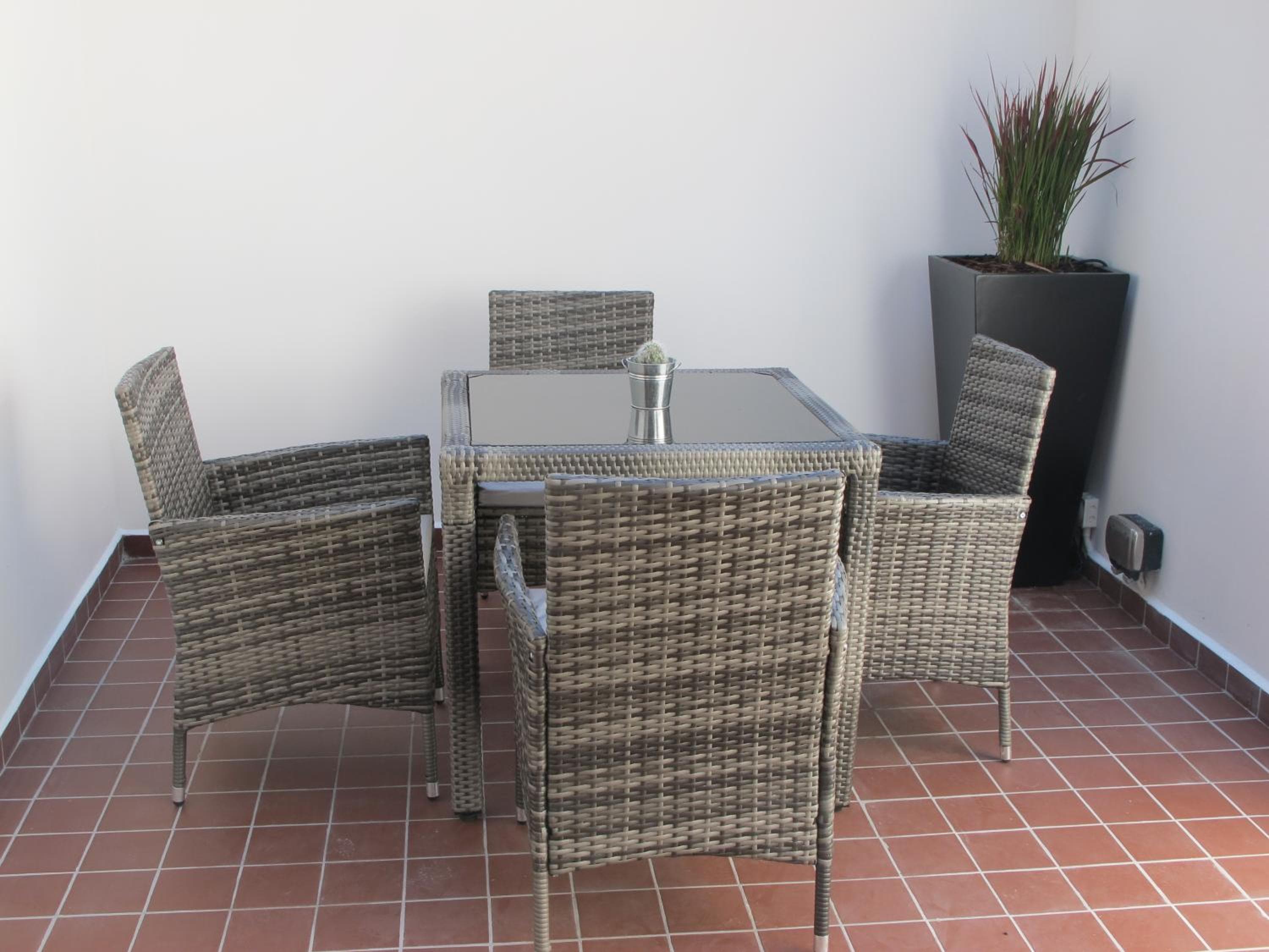 Alhambra Hotel: outdoor bbq area