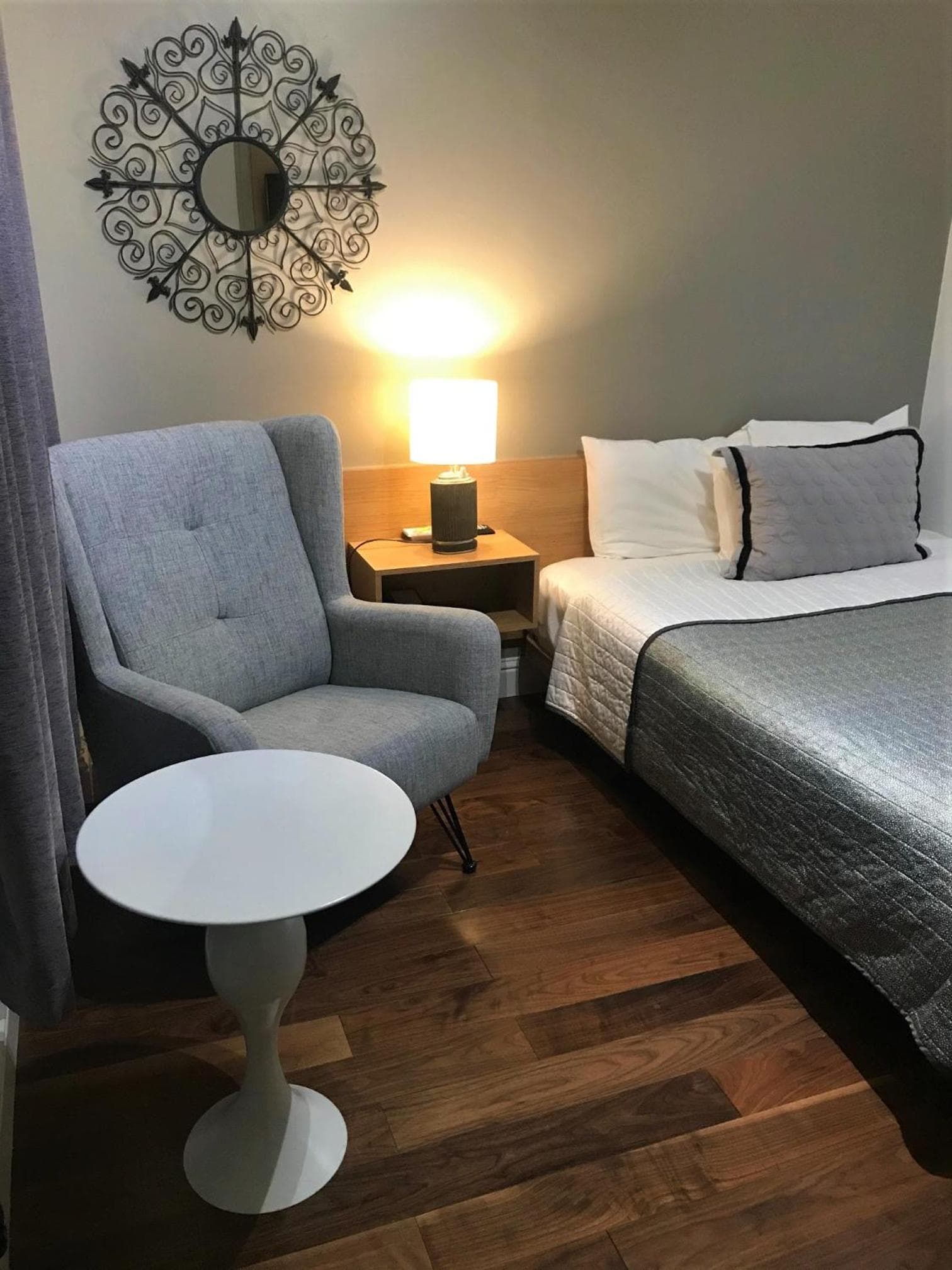 Touchstone Hotel - City Center: hotel room