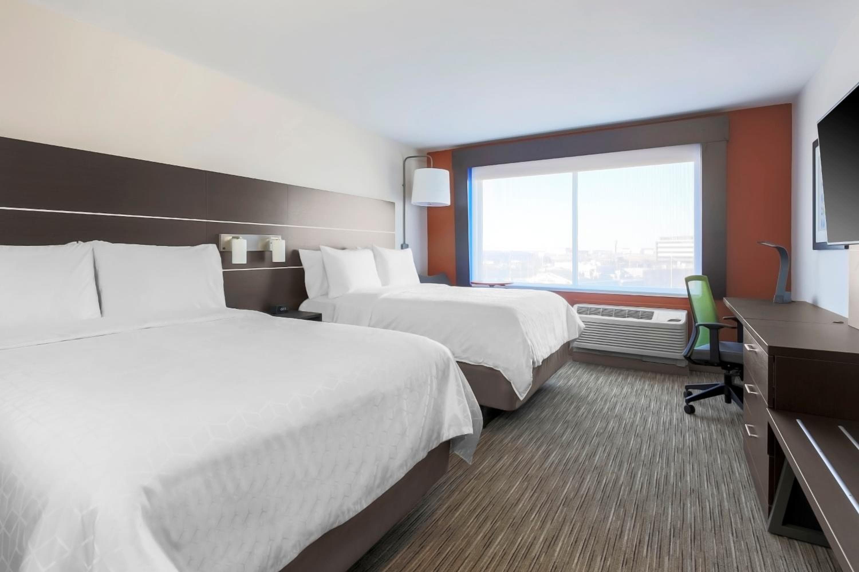 Holiday Inn Express & Suites Chicago O'Hare Airport by IHG: hotel room