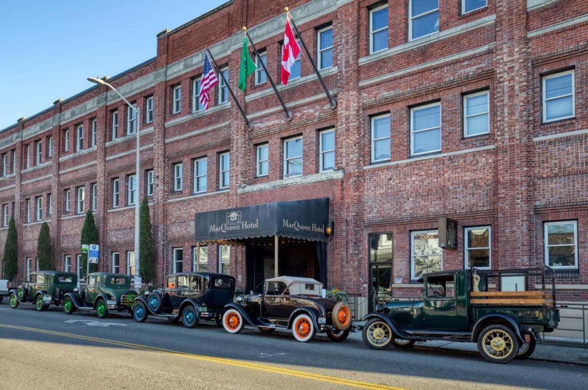MarQueen Hotel - NEWLY RENOVATED: building