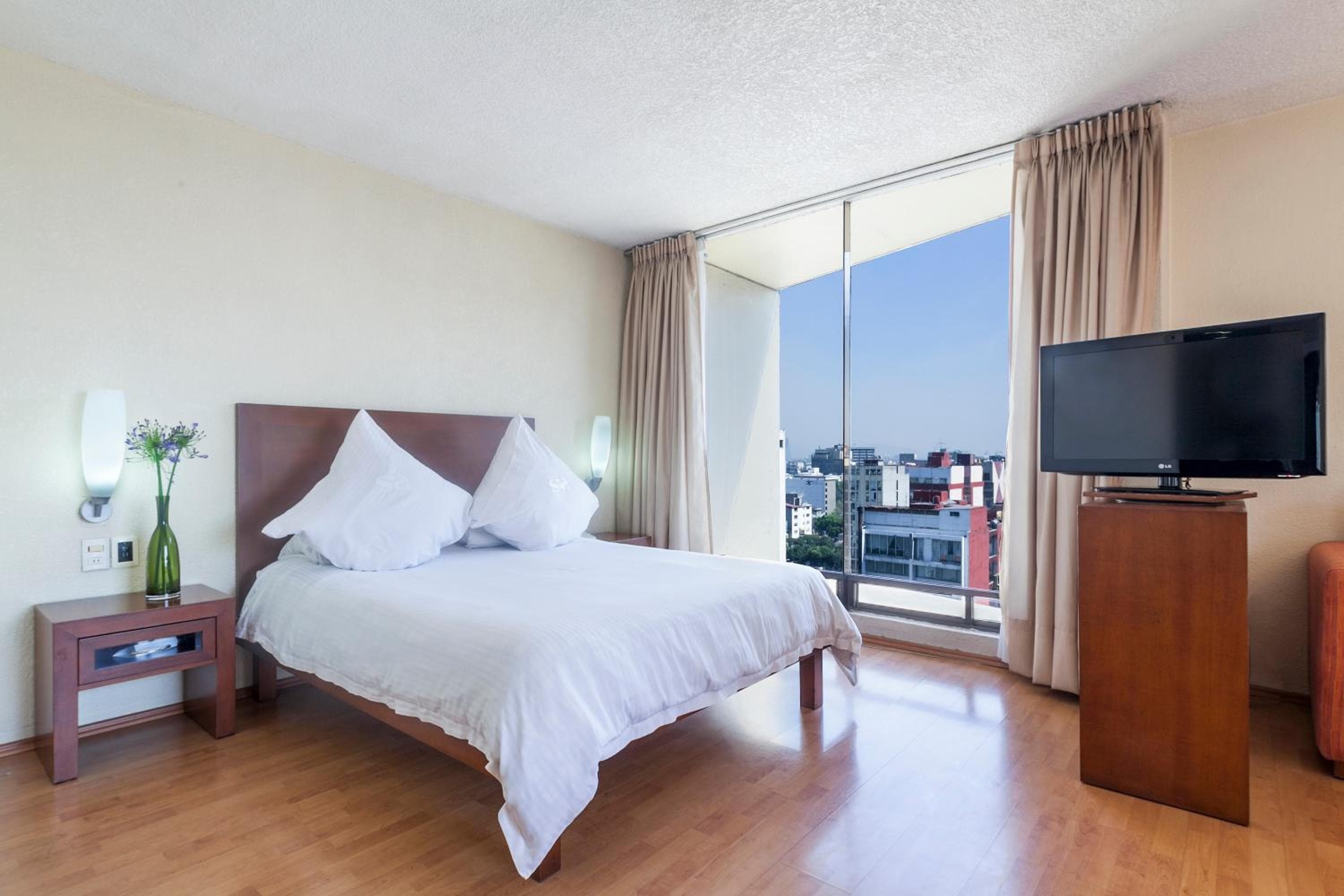 Exe Suites San Marino: hotel room