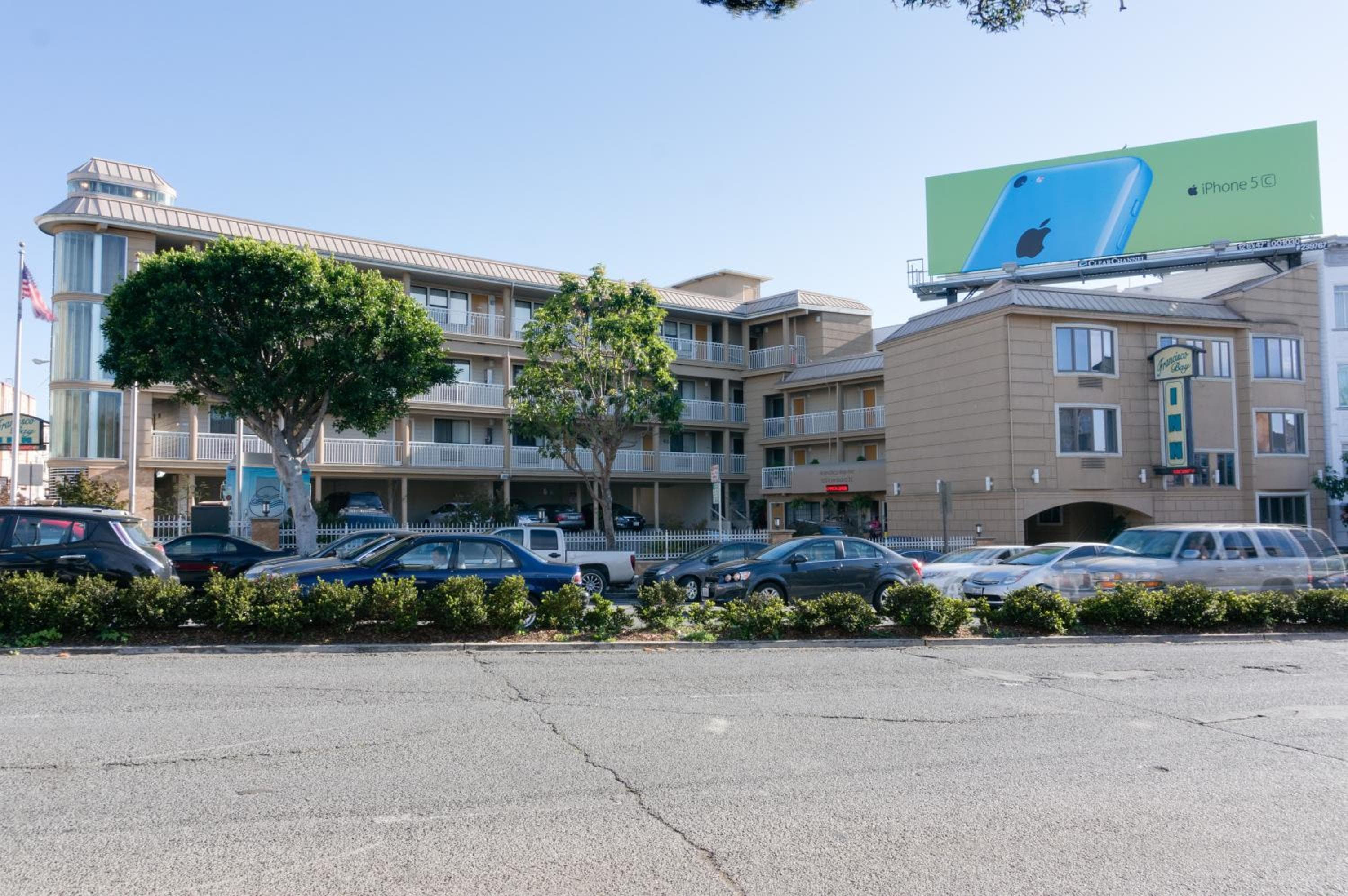 Francisco Bay Inn: building