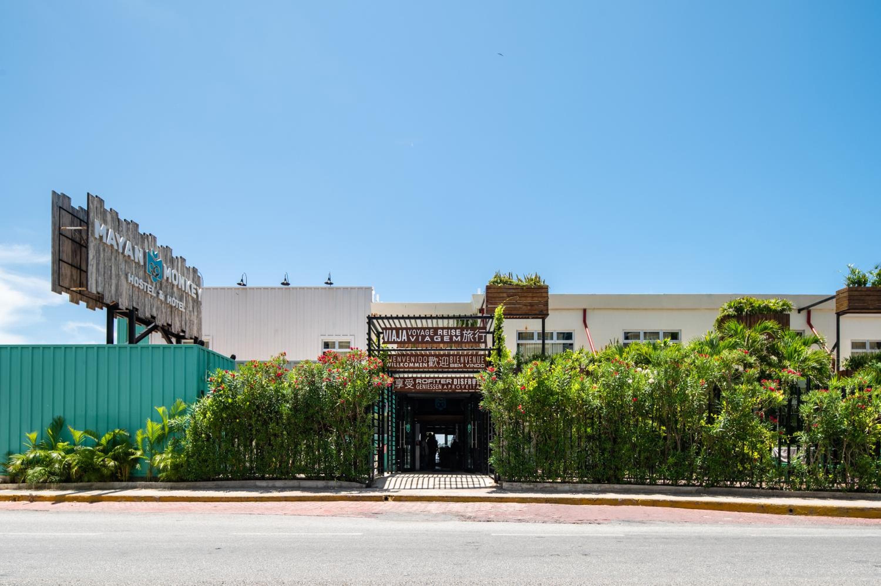 Mayan Monkey Cancun - Social Hostel: building