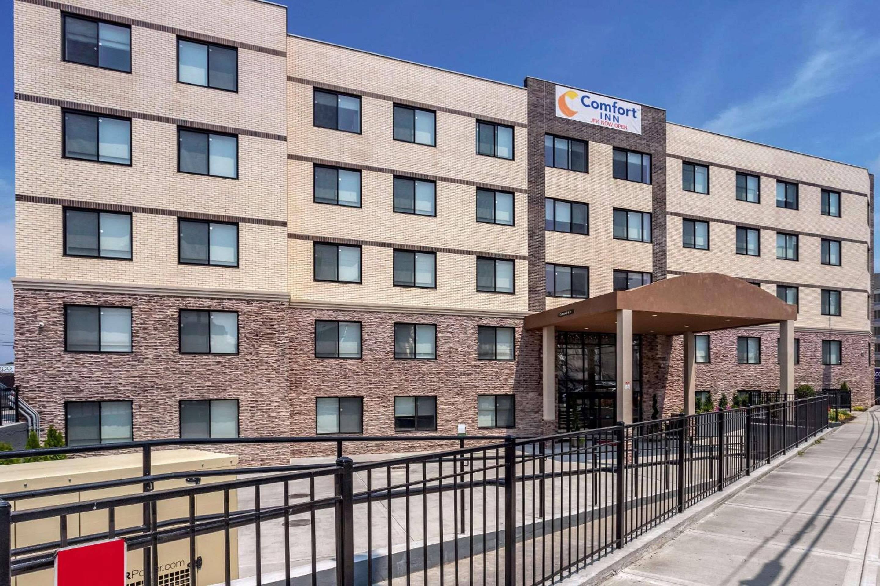 Comfort Inn JFK Airport: building