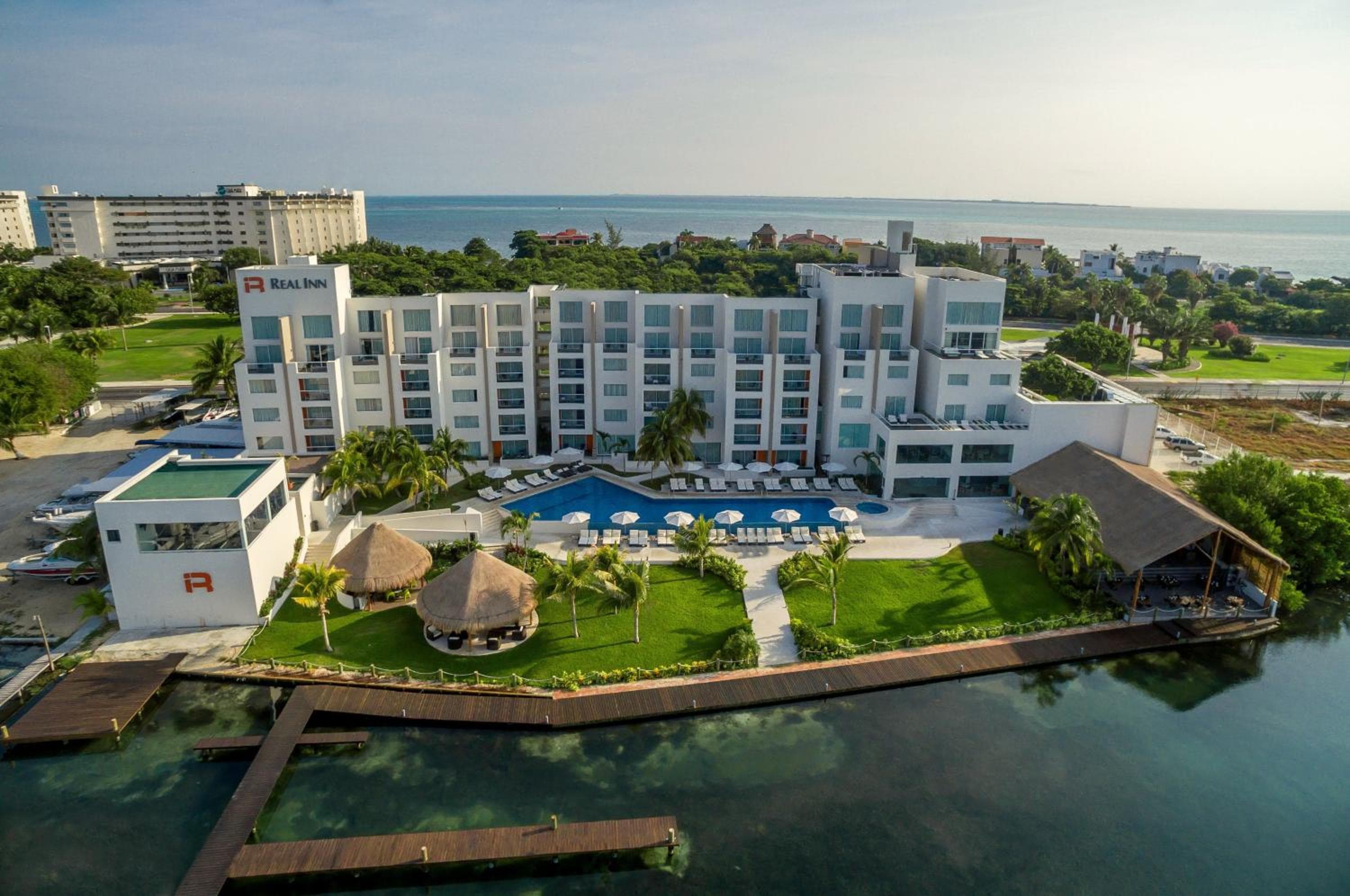 Real Inn Cancún: building