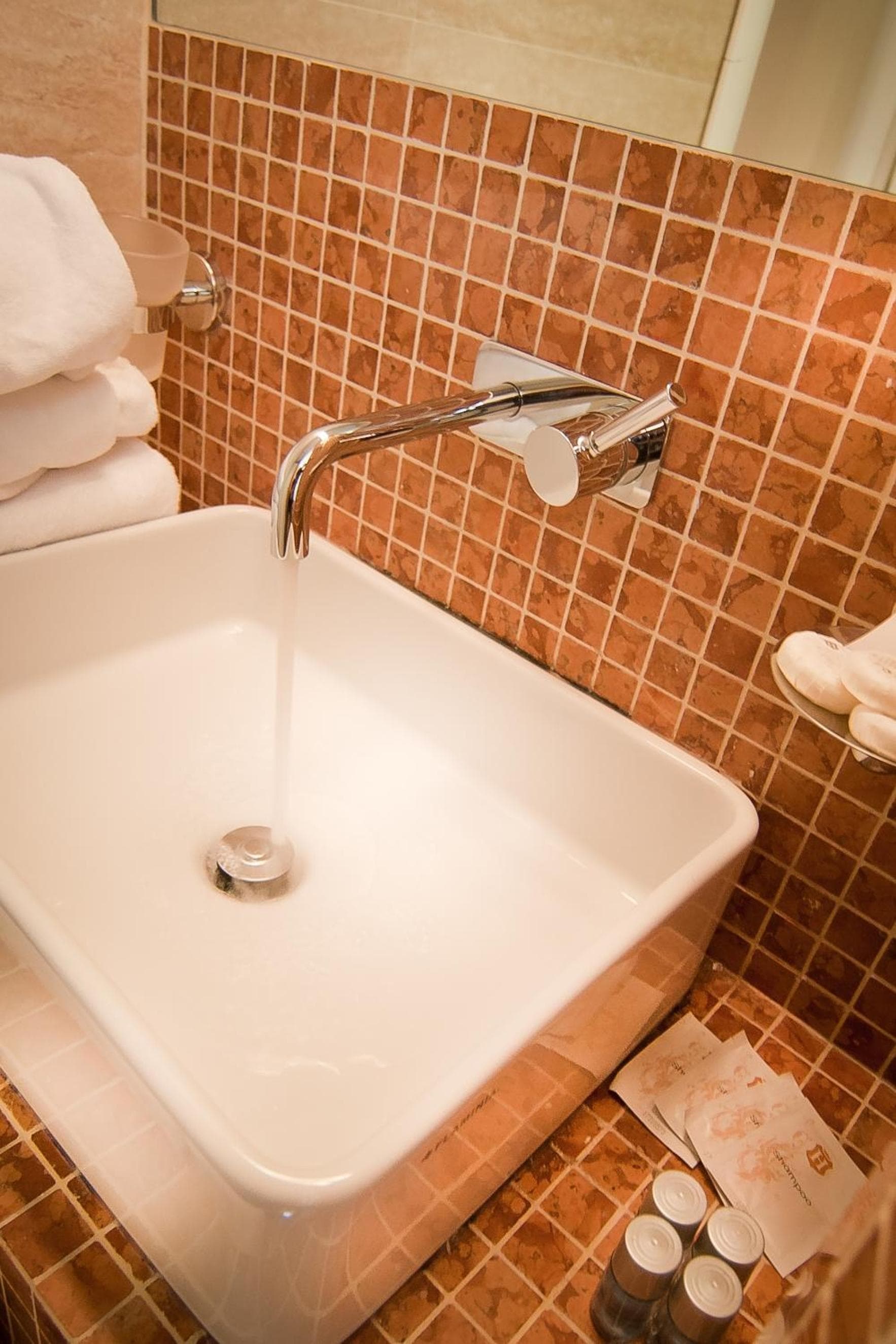 Hotel Fellini a Fontana di Trevi: bathroom