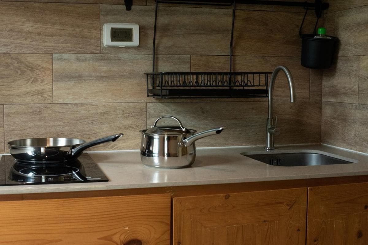 Tints of Blue Hotel: kitchen