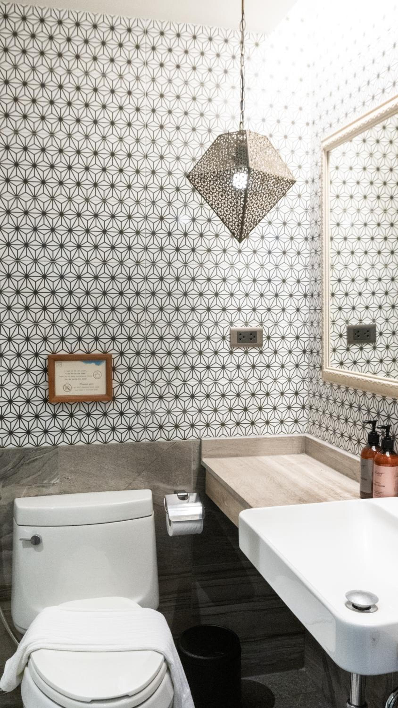 Tints of Blue Hotel: bathroom
