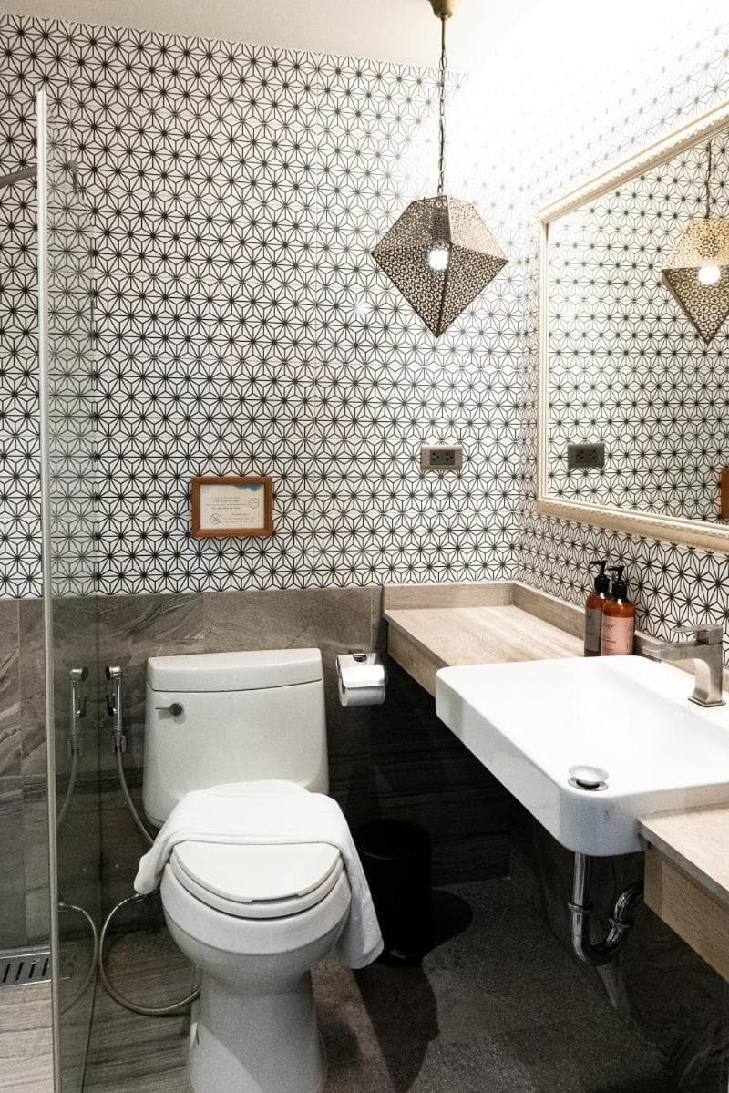 Tints of Blue Hotel: bathroom
