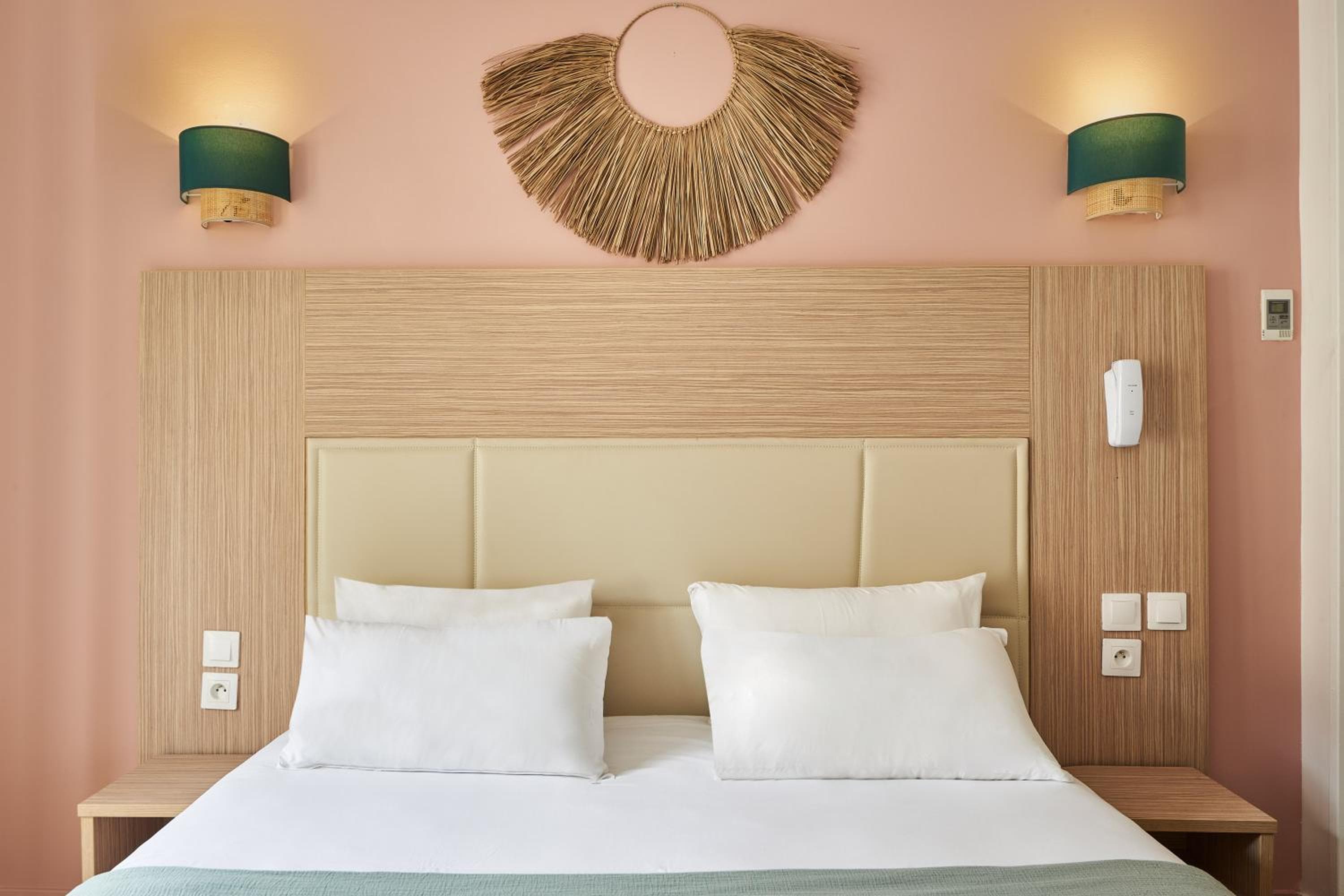 Hôtel Kabanel by Happyculture: hotel room