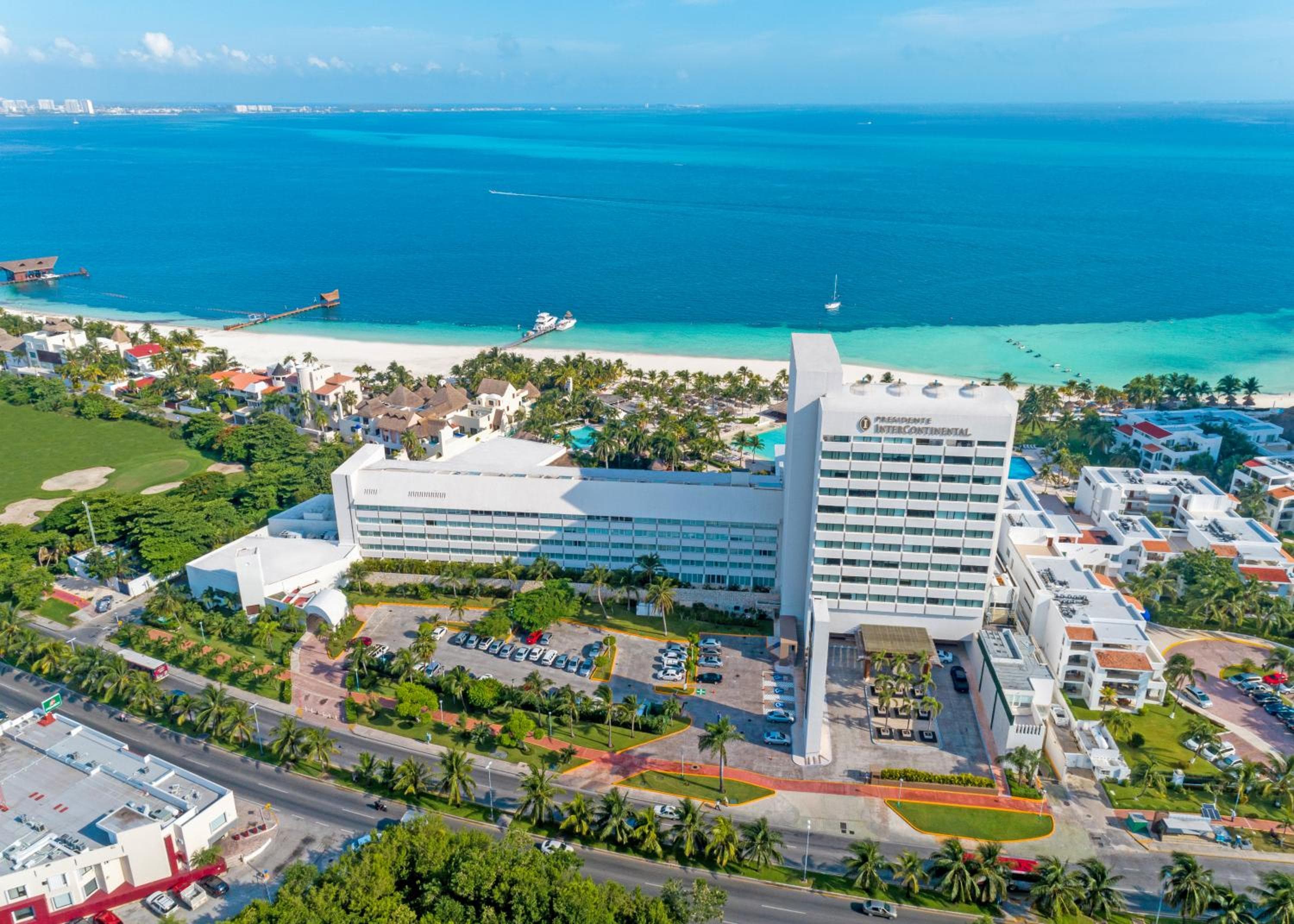 Presidente InterContinental Cancun Resort by IHG: building
