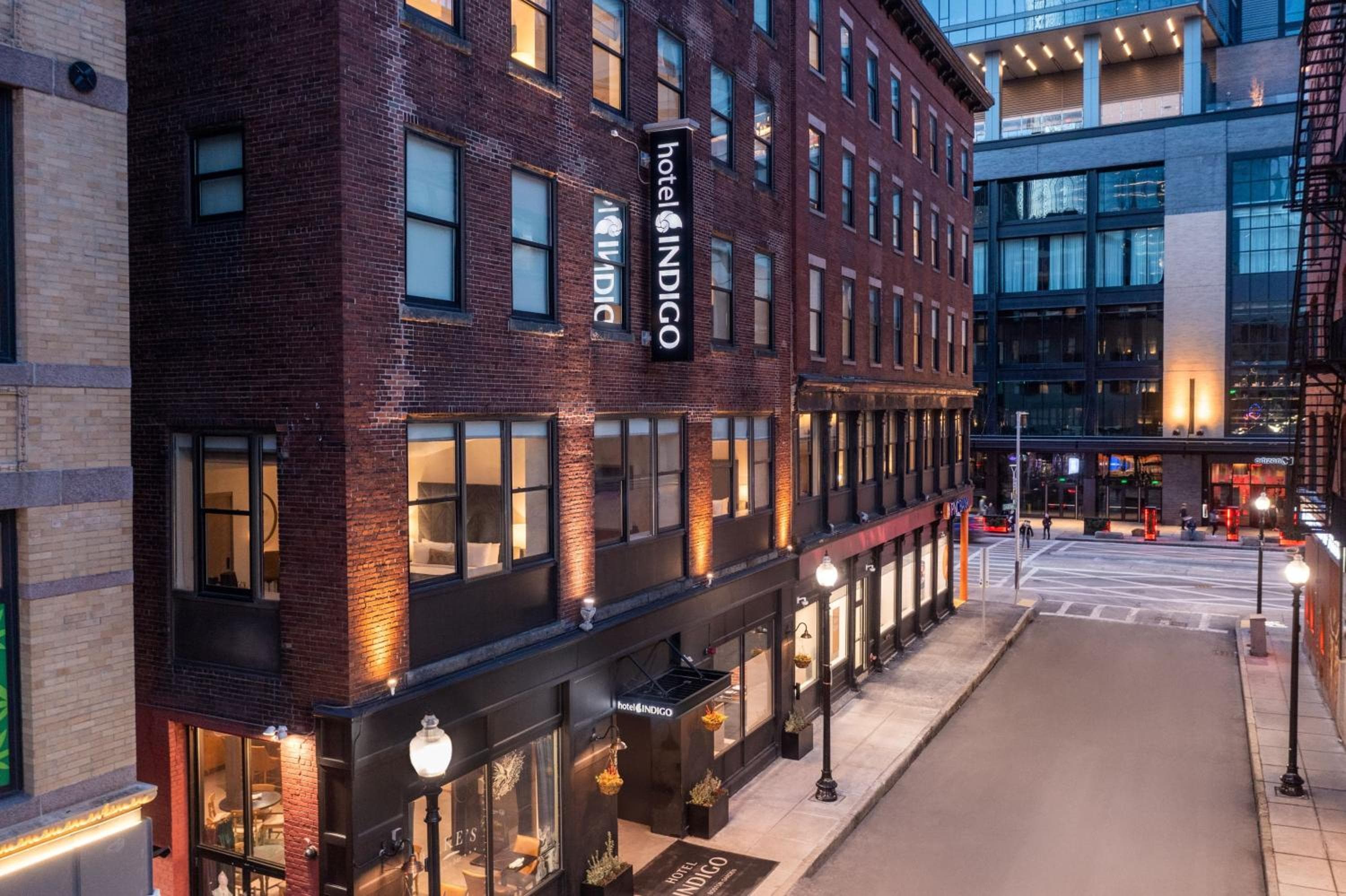 Hotel Indigo Boston Garden by IHG: building