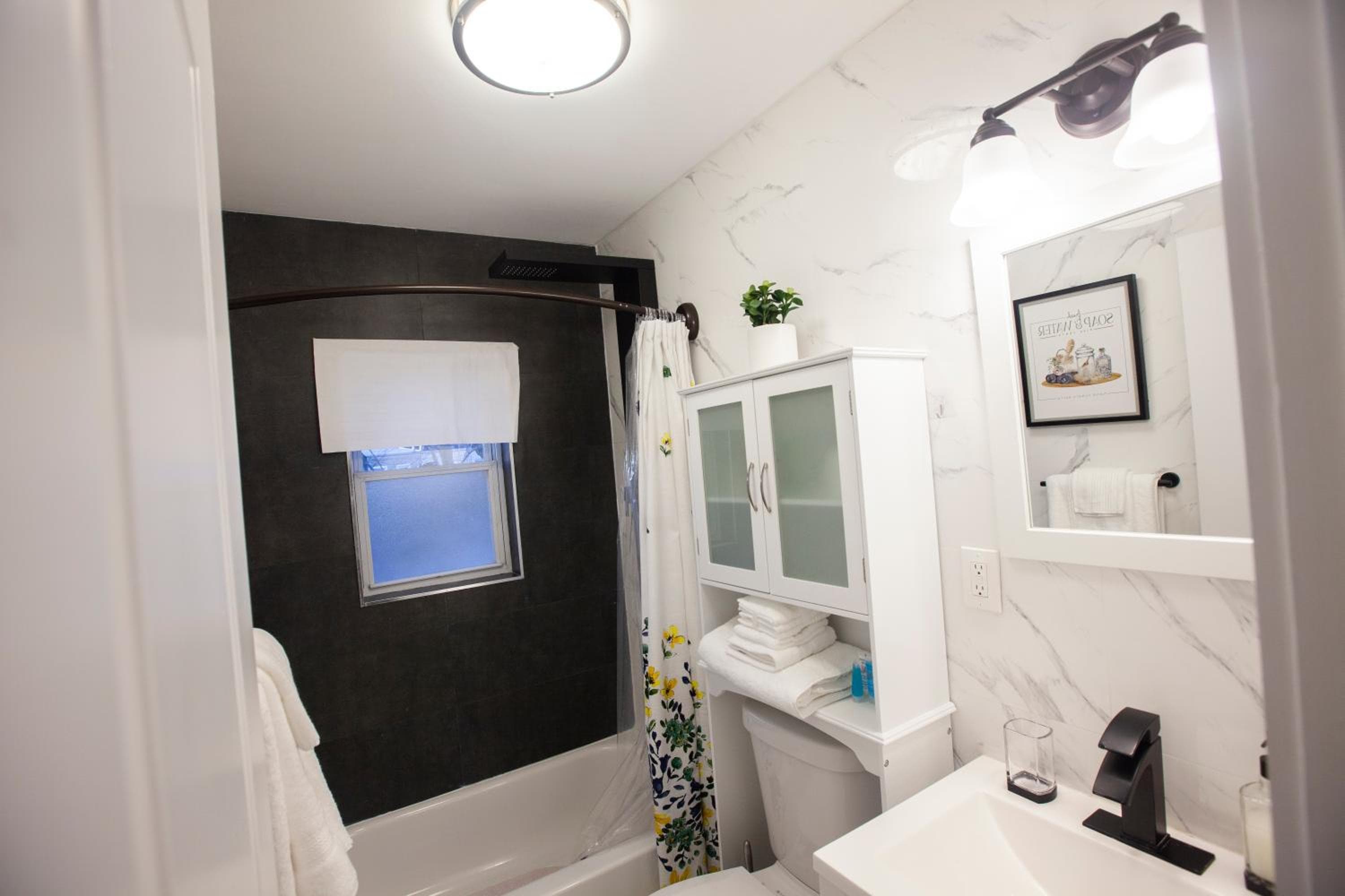Alafia- Cozy JFK Area Home - This property is a hosted property meaning the host live on site: bathroom