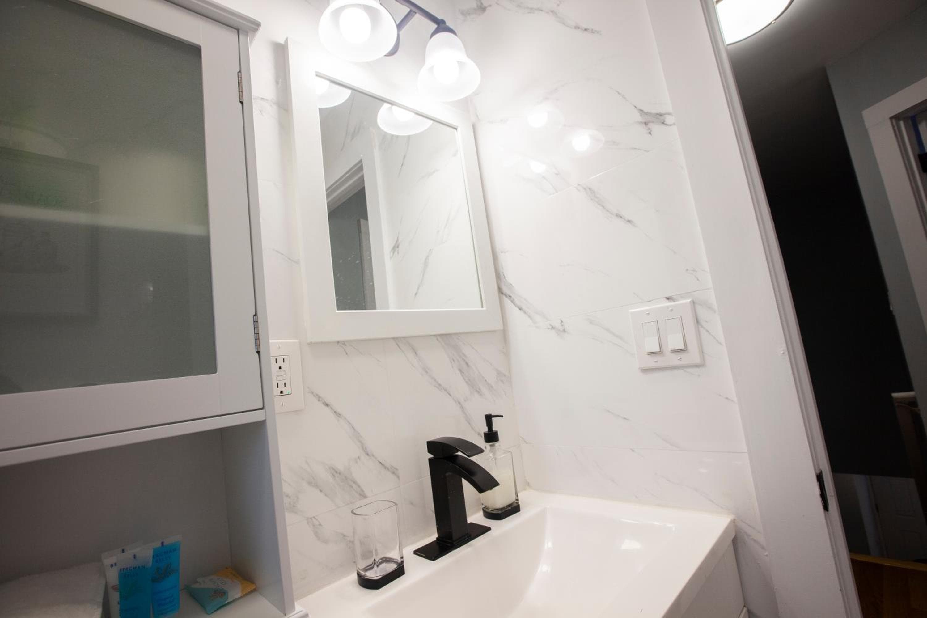 Alafia- Cozy JFK Area Home - This property is a hosted property meaning the host live on site: bathroom