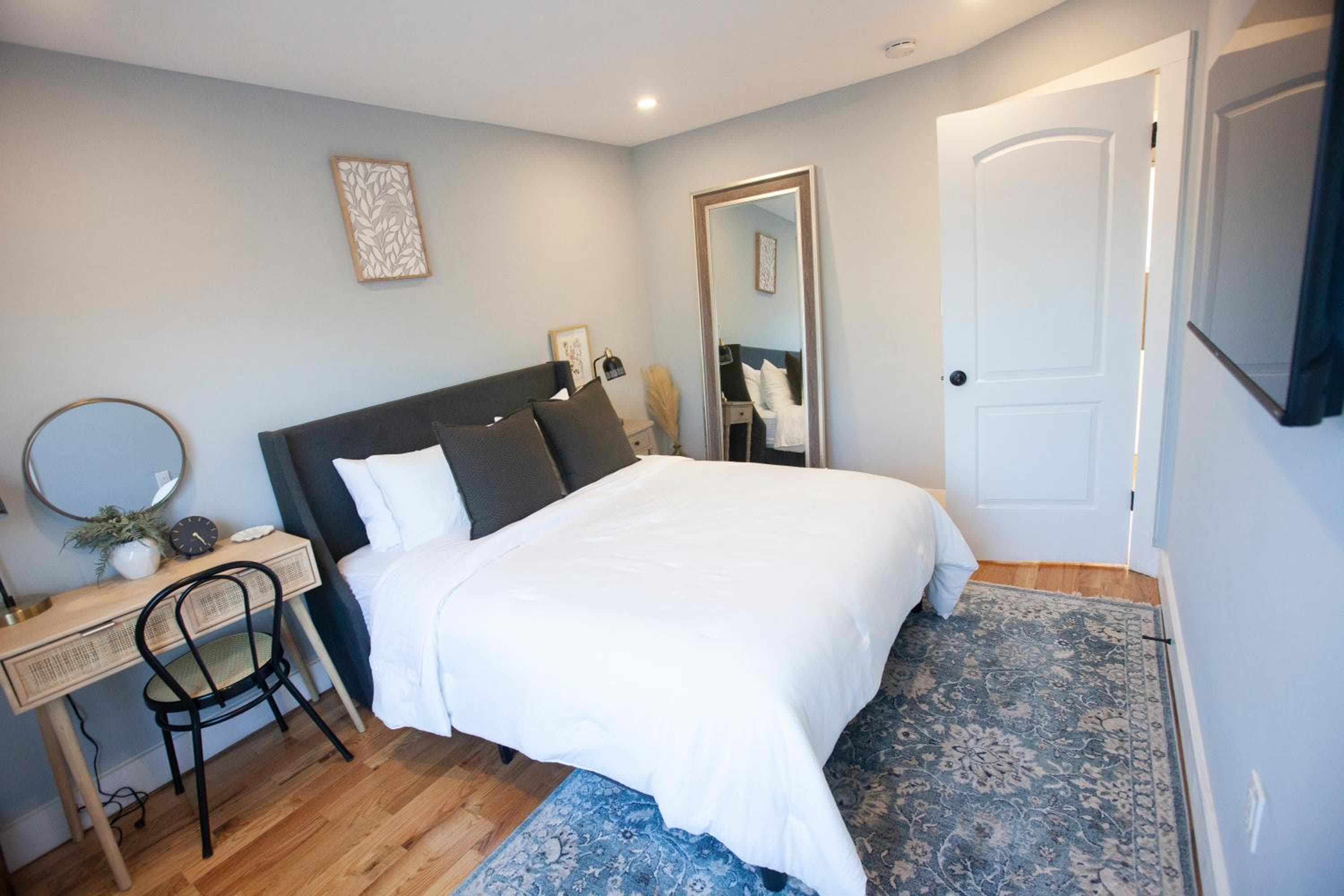 Alafia- Cozy JFK Area Home - This property is a hosted property meaning the host live on site: hotel room