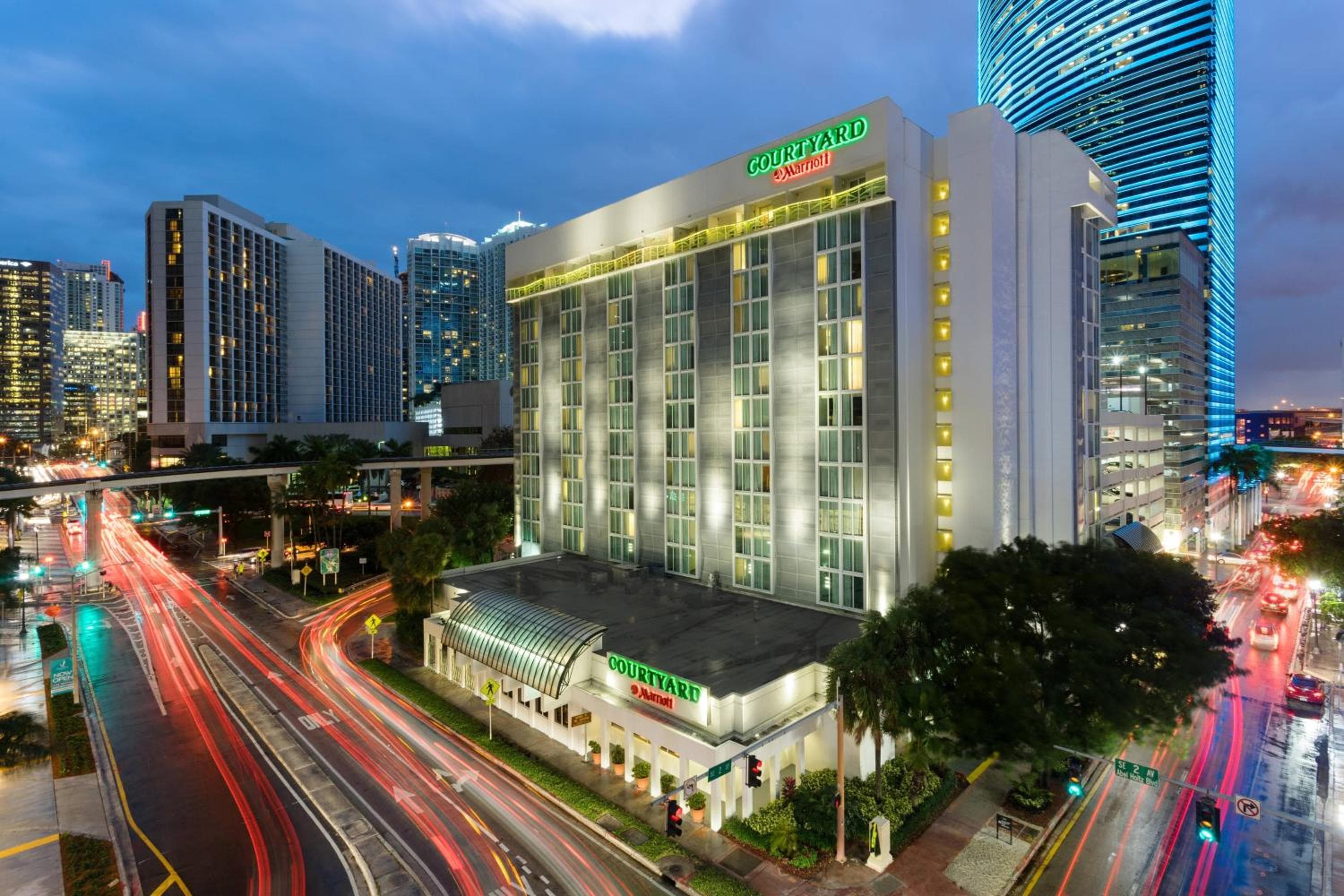 Courtyard Miami Downtown Brickell Area: building
