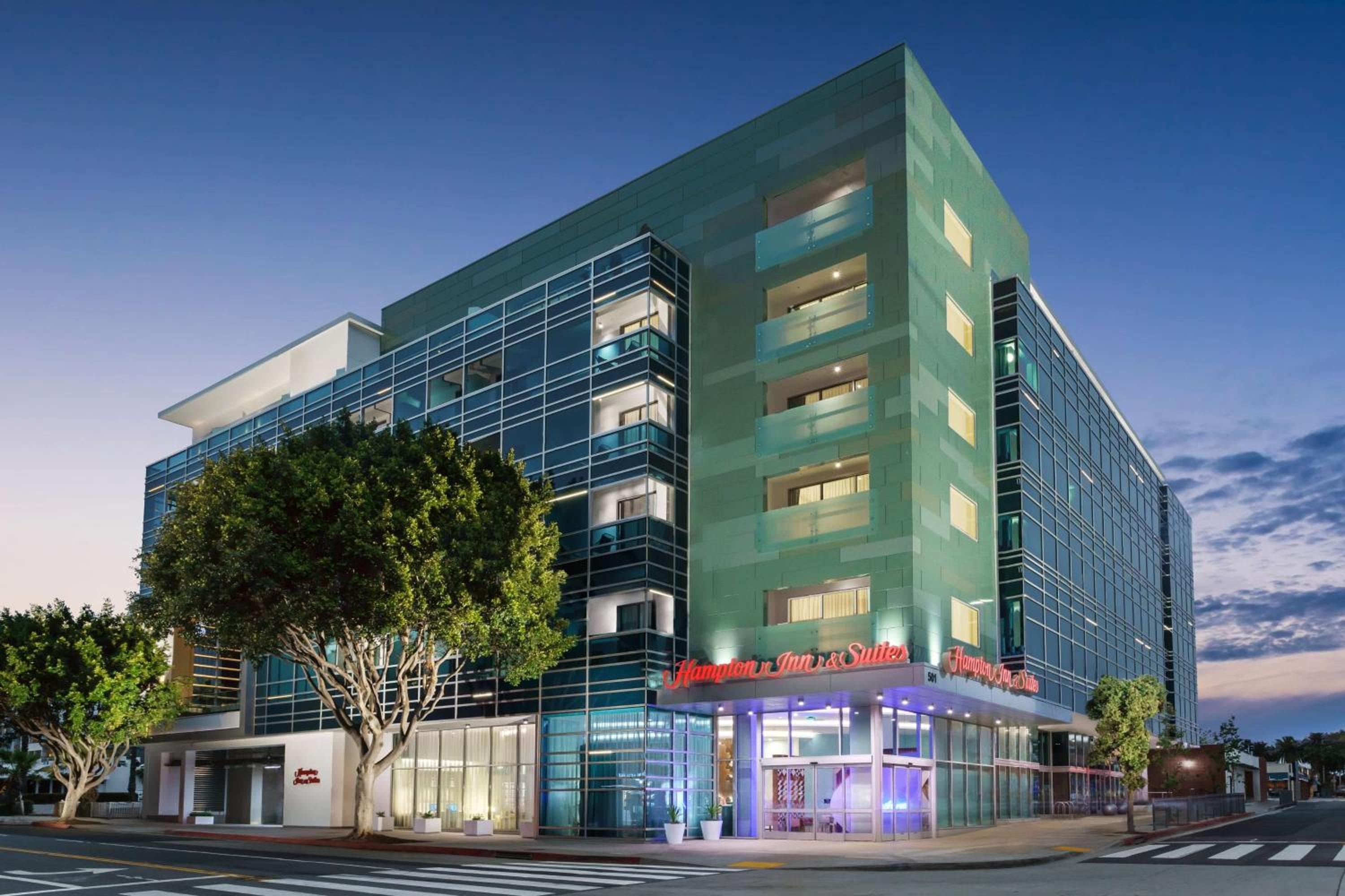 Hampton Inn & Suites Santa Monica: building
