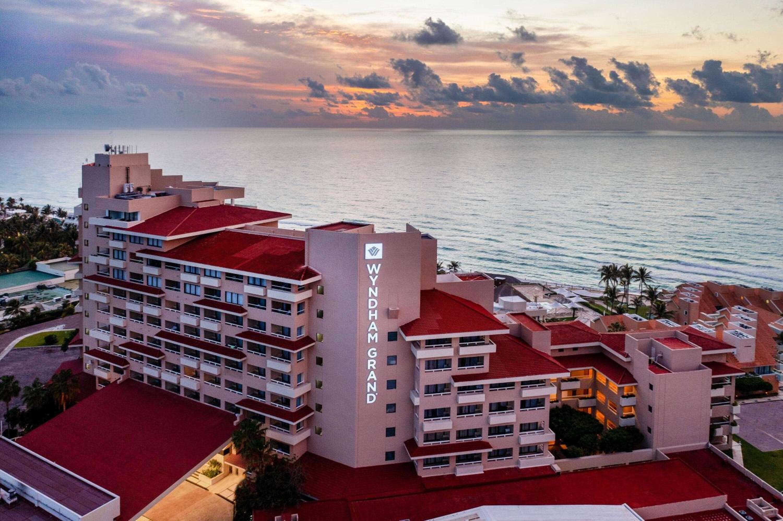 Wyndham Grand Cancun All Inclusive Resort & Villas: building