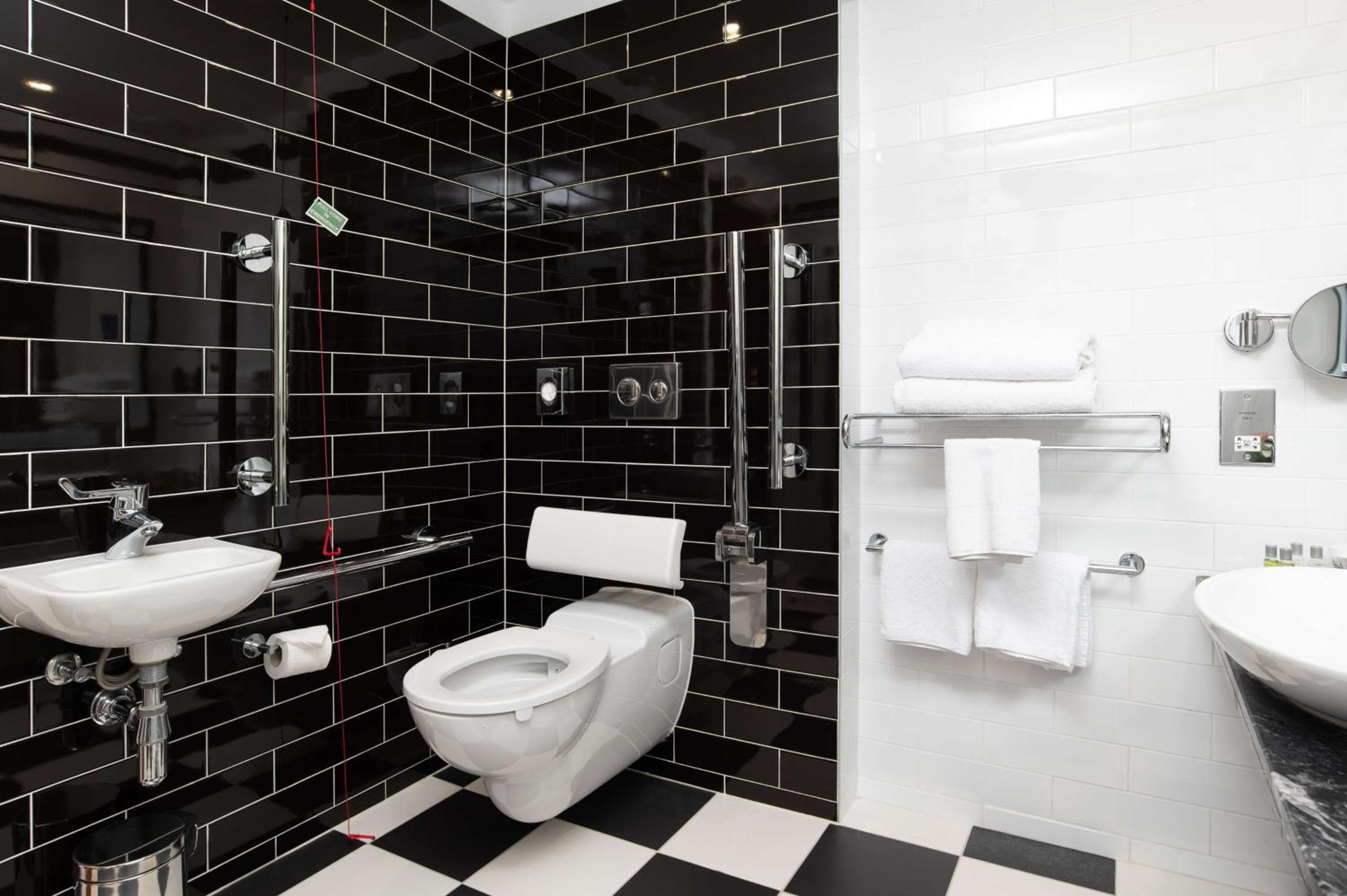Hilton London Wembley: bathroom