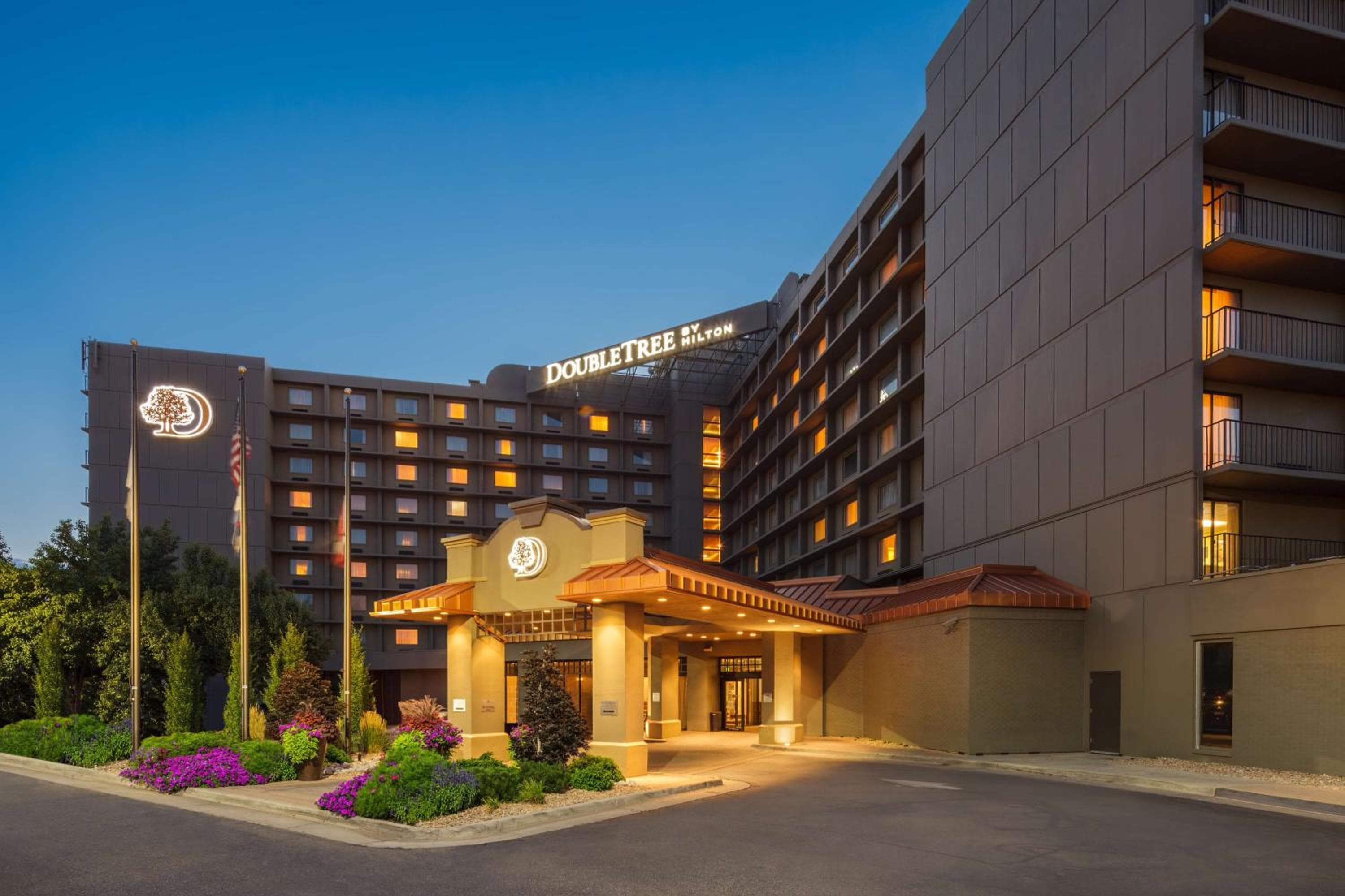 DoubleTree by Hilton Hotel Denver: building