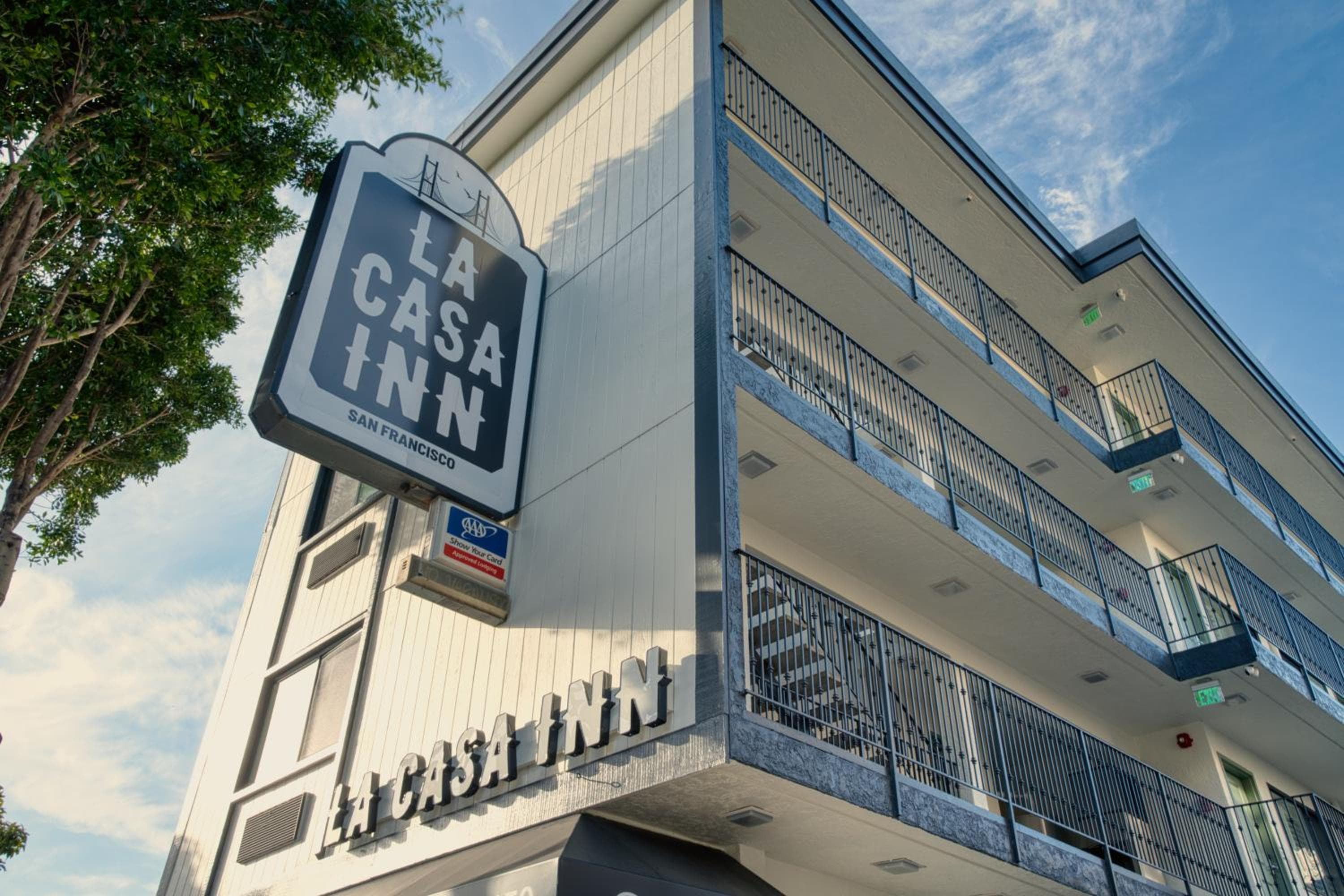 La Casa Inn: building