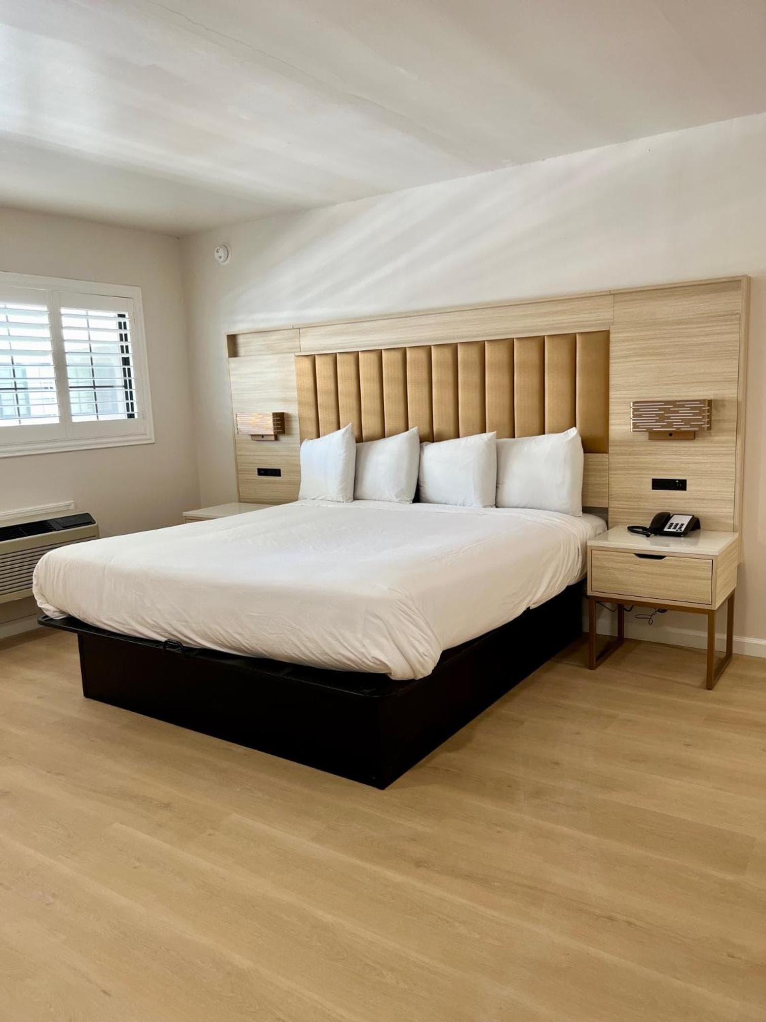 Nob Hill Motor Inn -Newly Updated Rooms!: bedroom