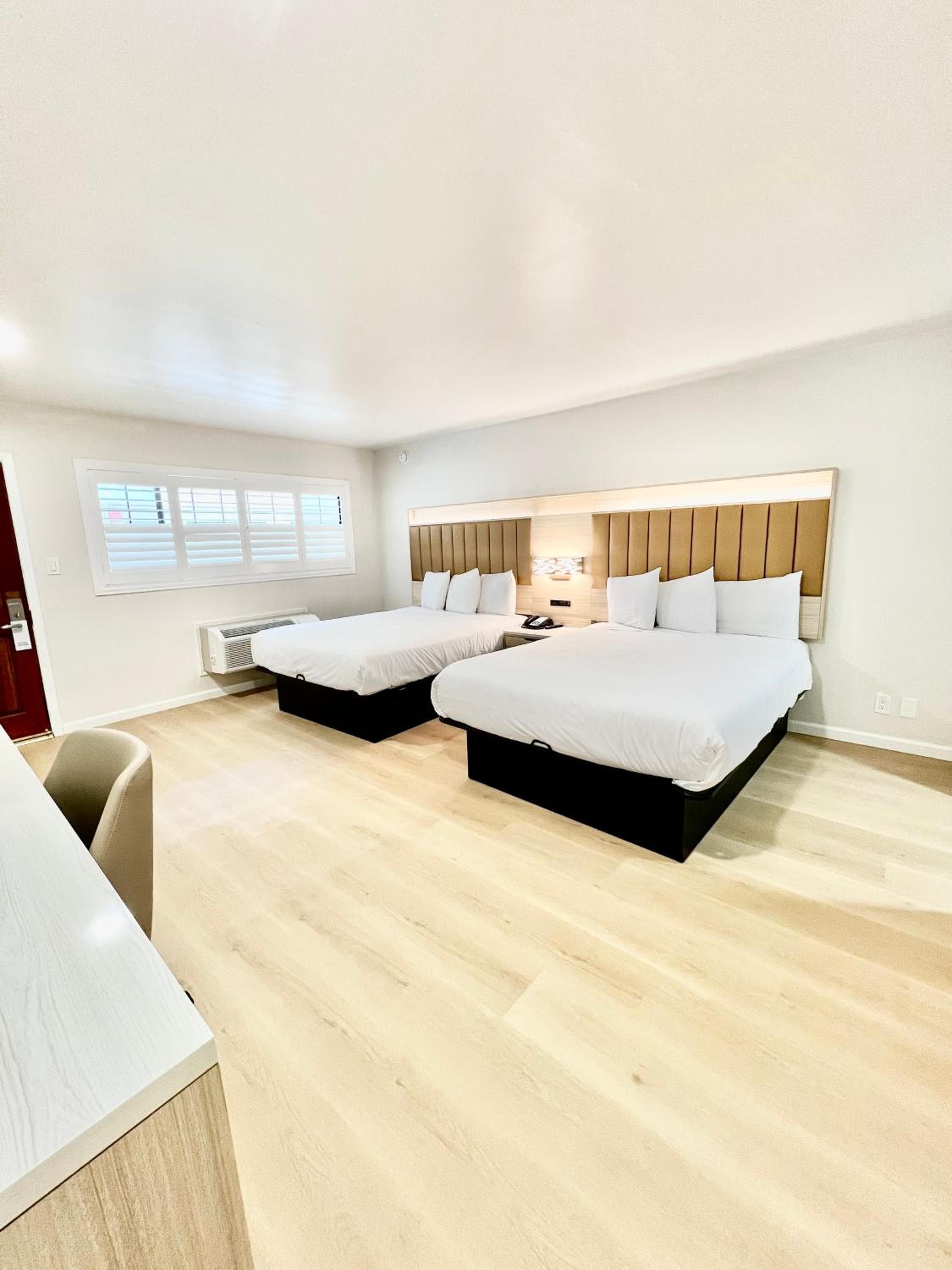 Nob Hill Motor Inn -Newly Updated Rooms!: hotel room