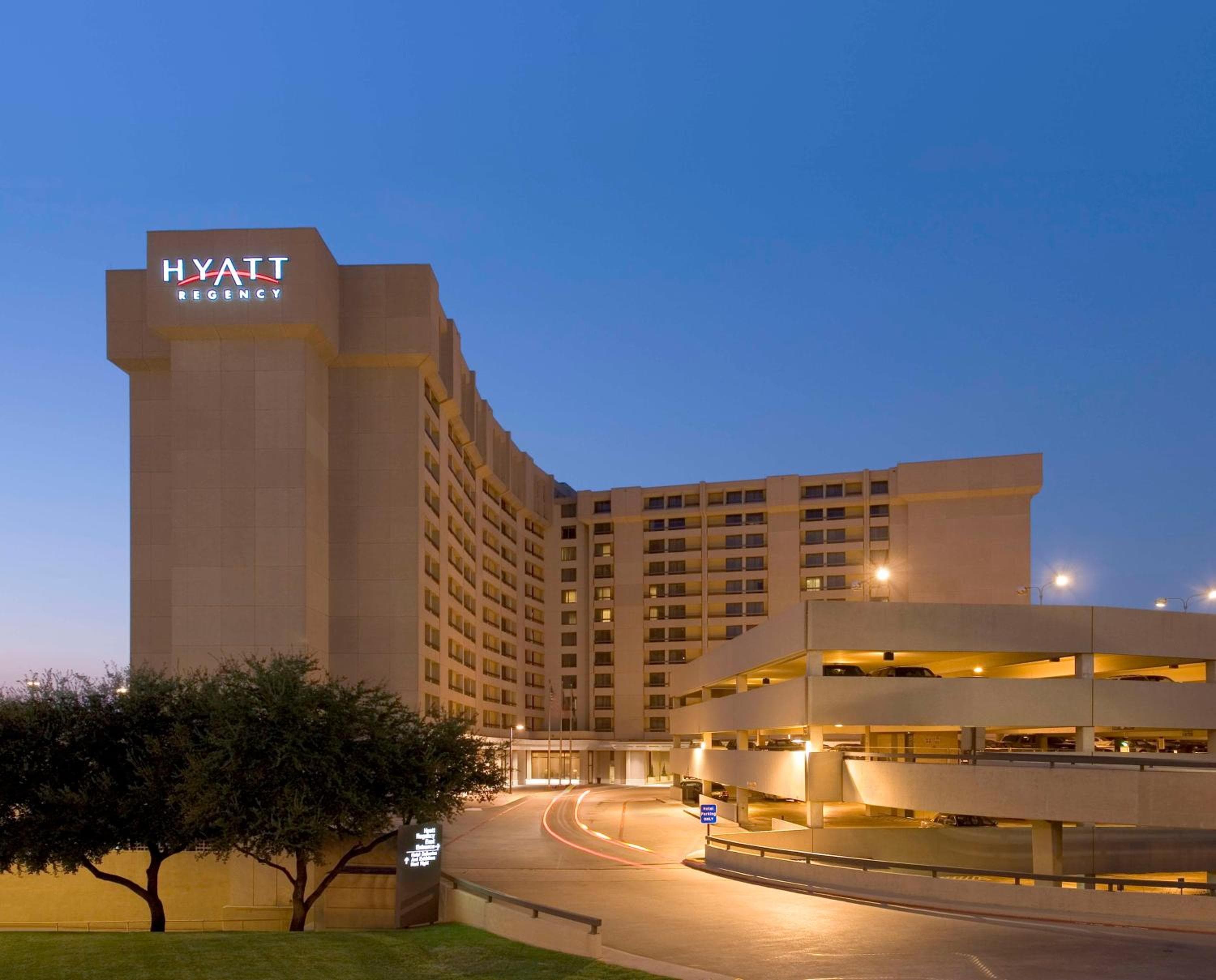 Hyatt Regency DFW International Airport: building