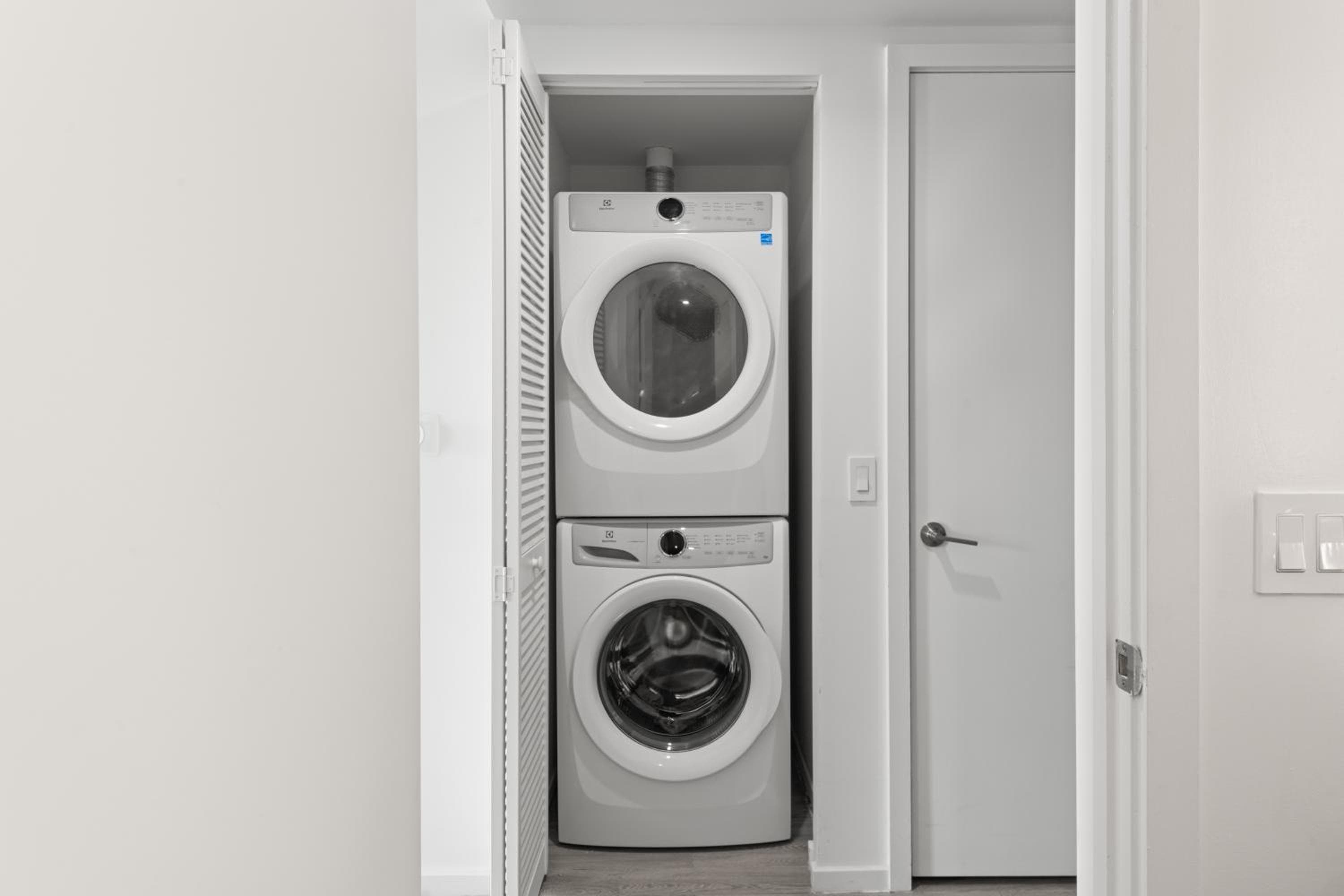 Breezy Stays Luxury Residences - near Kaseya Center: kitchen