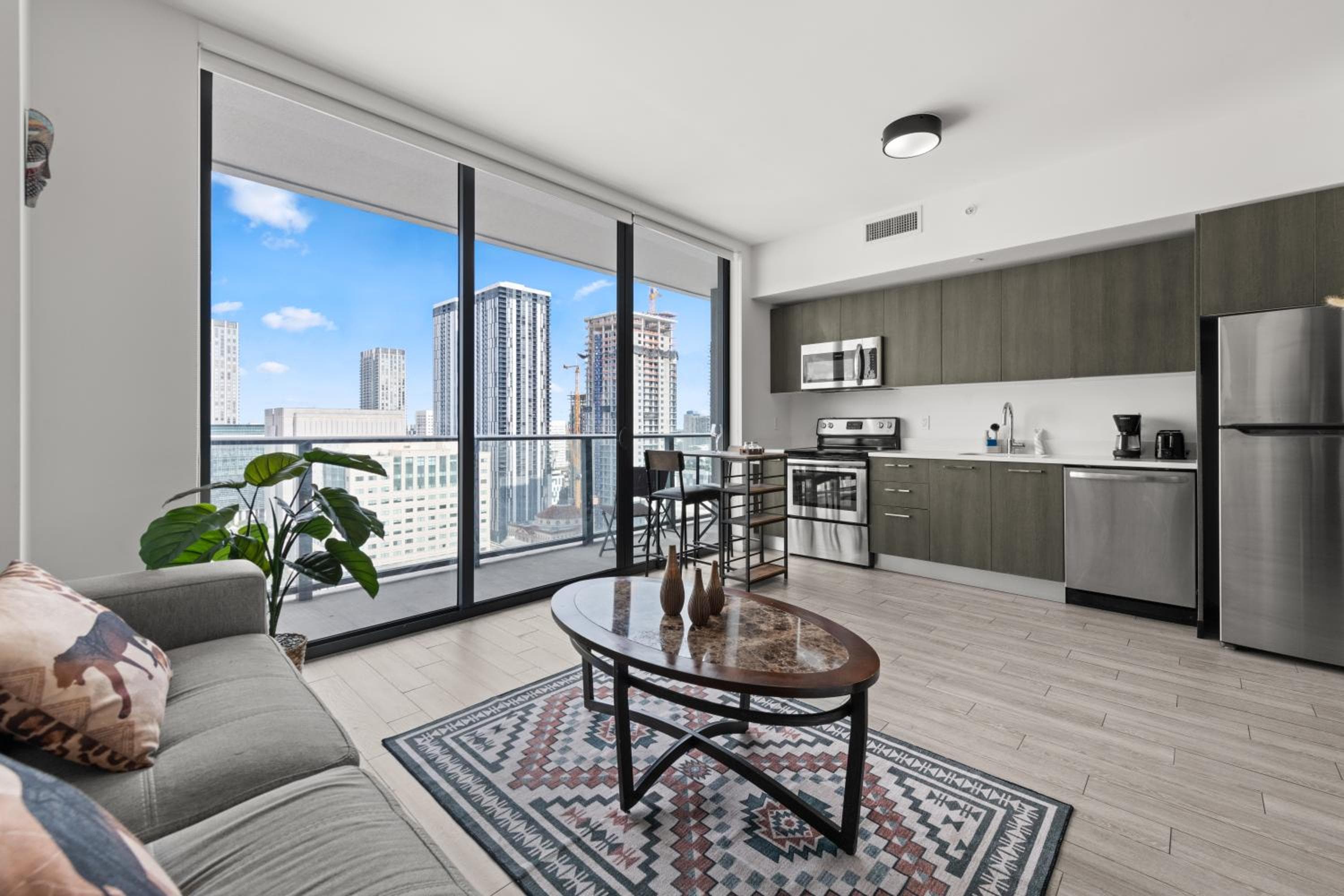 Breezy Stays Luxury Residences - near Kaseya Center: hotel room