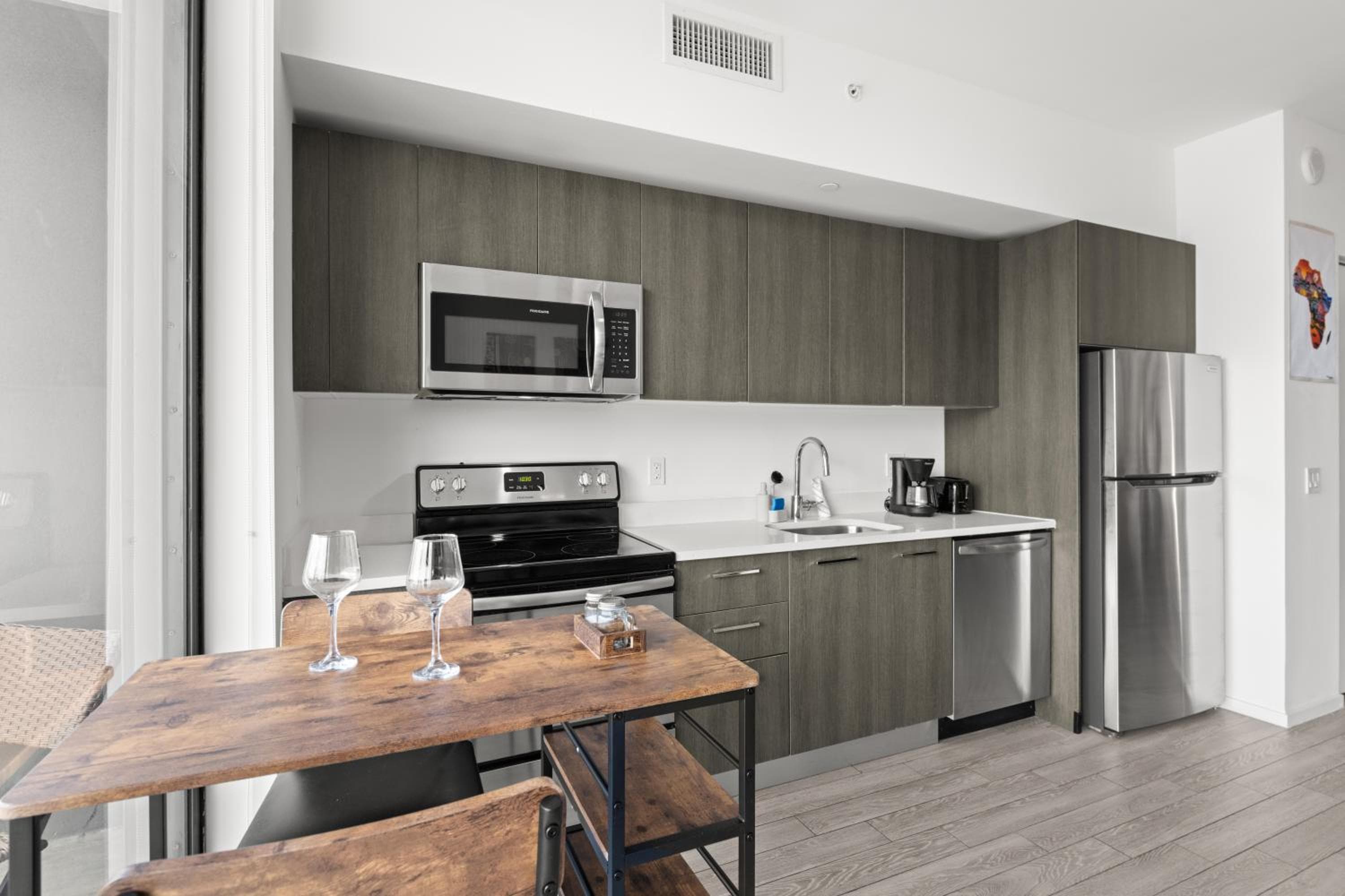 Breezy Stays Luxury Residences - near Kaseya Center: kitchen