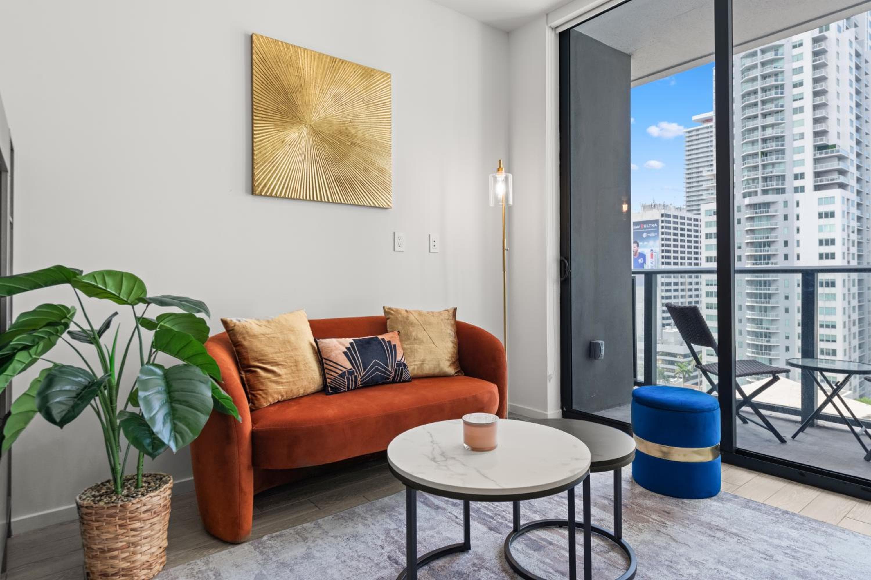Breezy Stays Luxury Residences - near Kaseya Center: hotel room