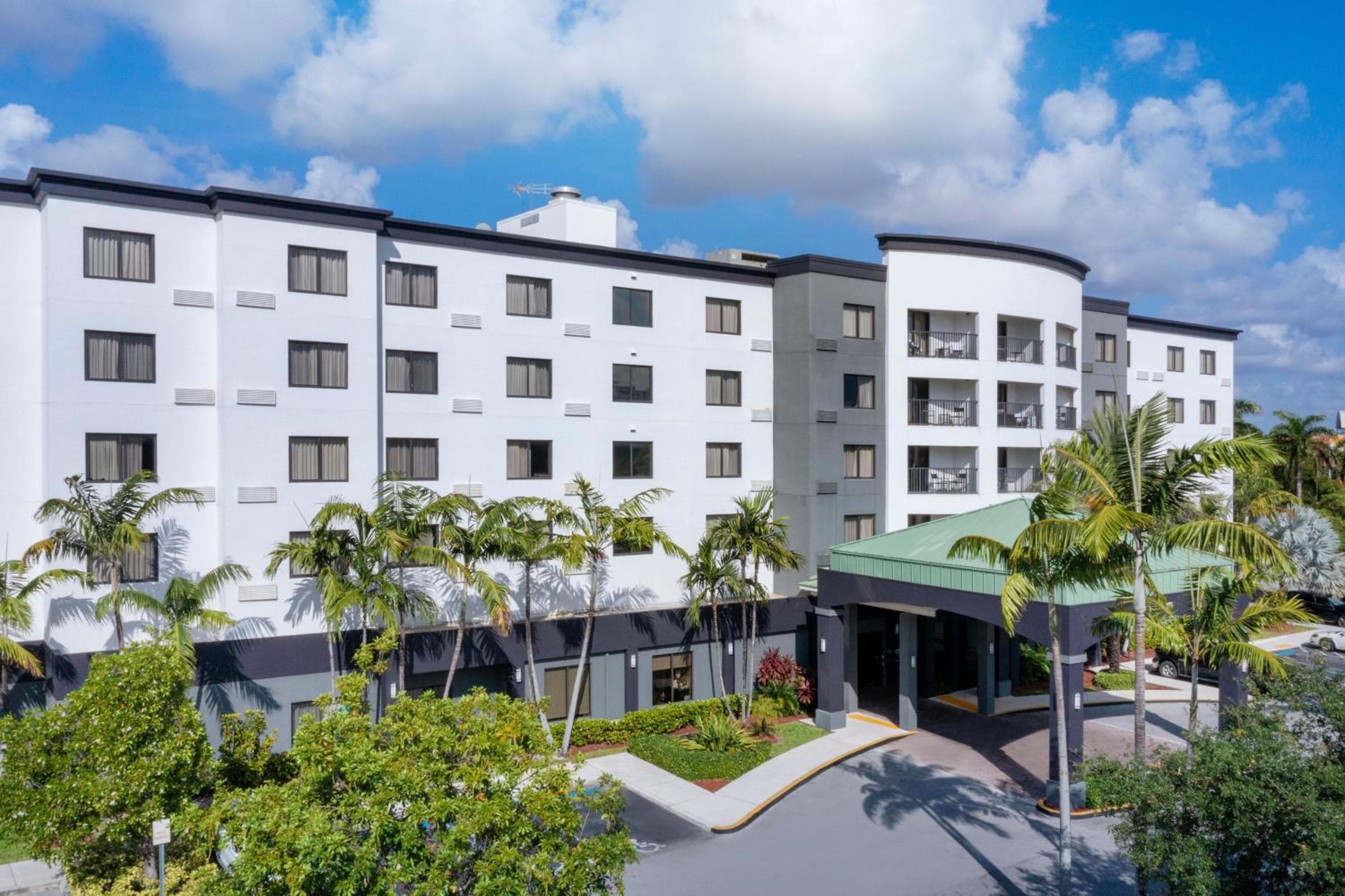 Courtyard by Marriott Miami at Dolphin Mall: building