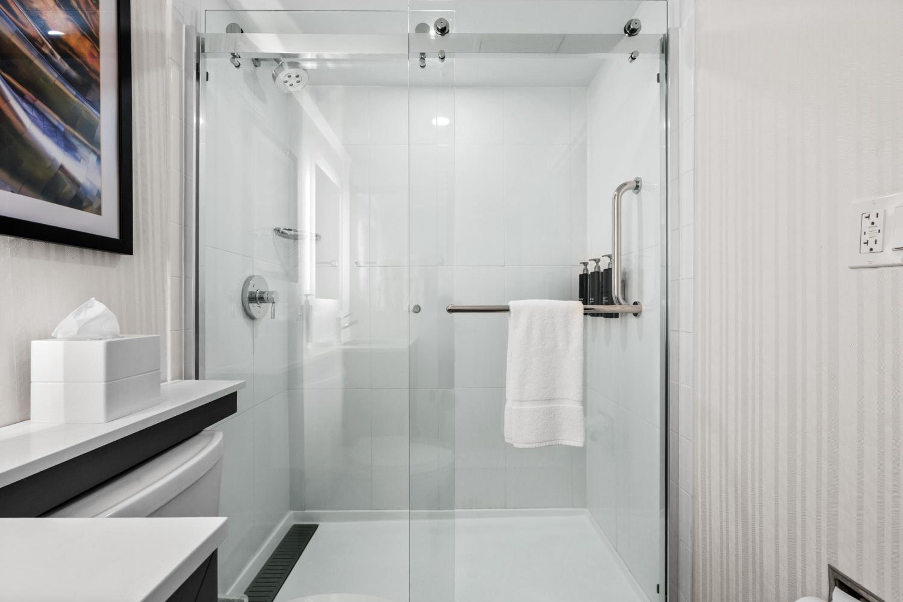 DoubleTree by Hilton New York JFK Airport: bathroom