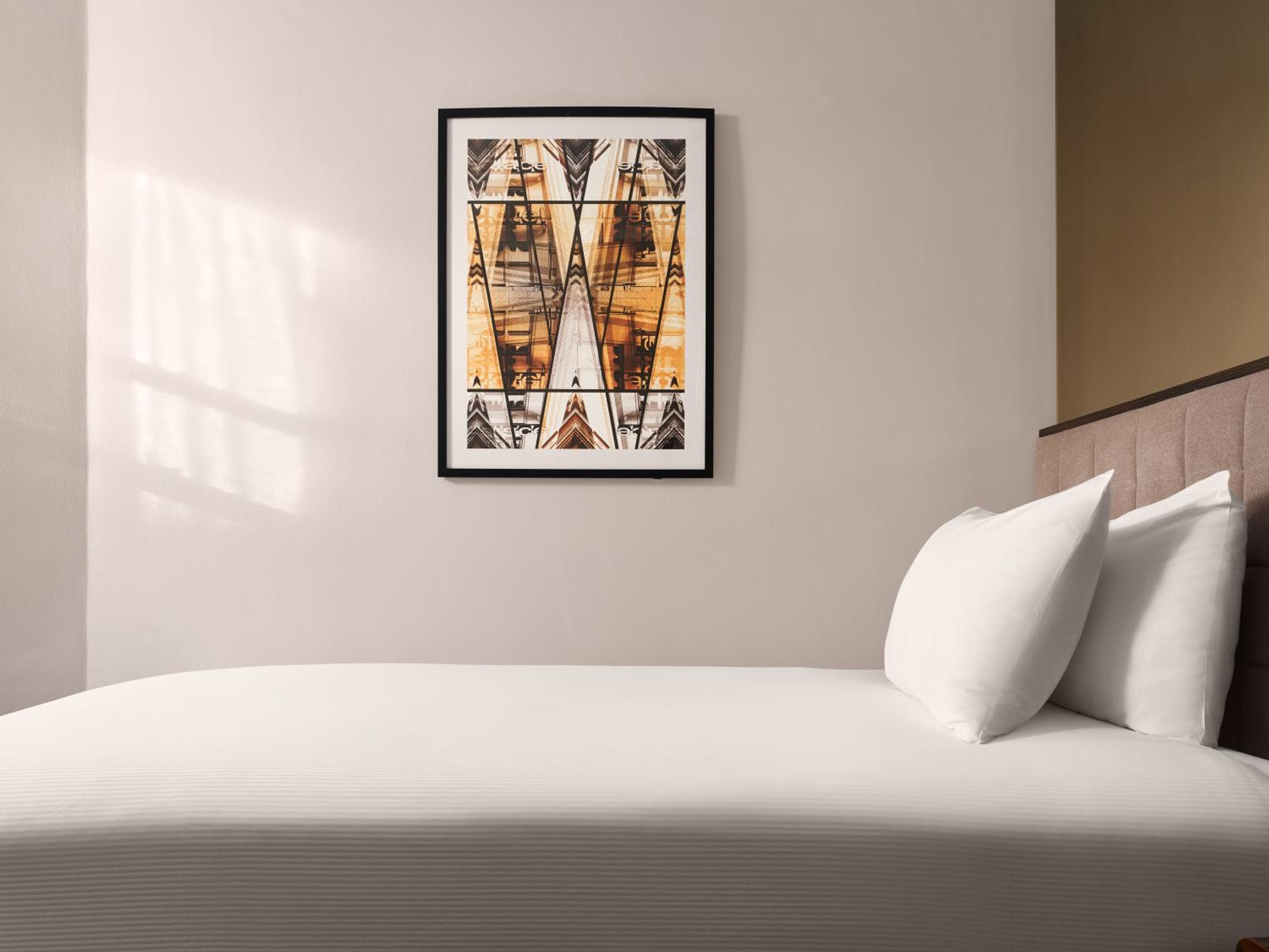 Strand Palace: hotel room